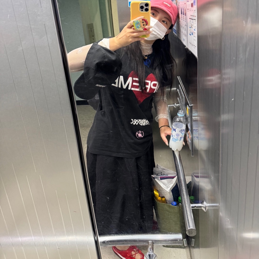 Supreme Cordura Denim Small Box 6-Panel Pink - 24SS, Supreme Announcing T-Shirt Black - 25SS 착용 스타일