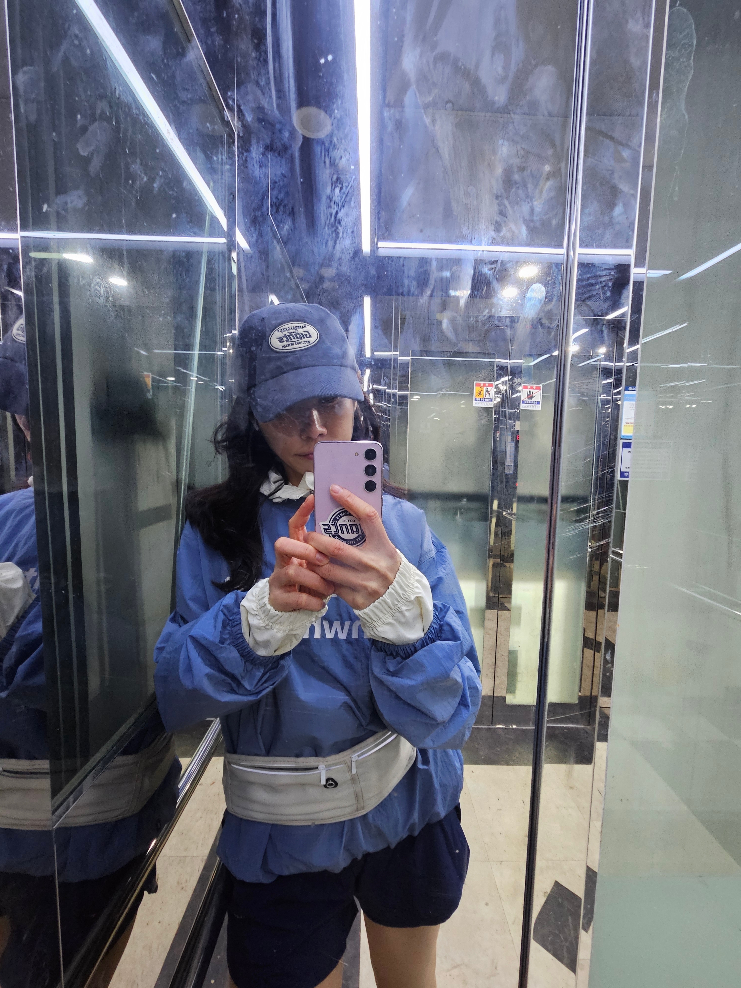 [KREAM 단독] runwhither Windbreaker MTM V2 Blue 착용 스타일 - 2