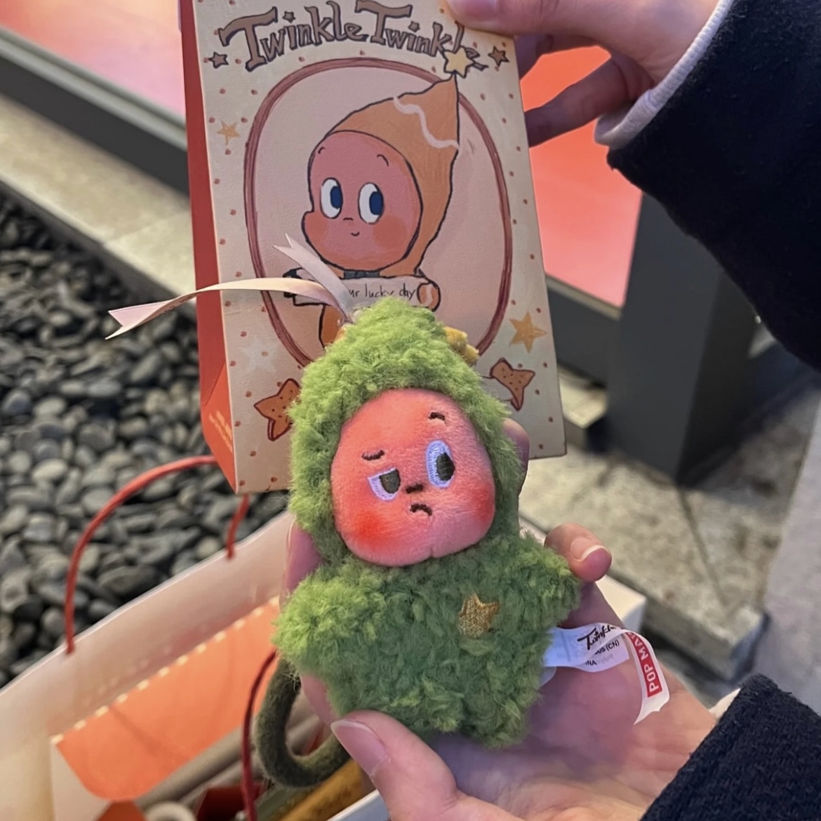Pop Mart Twinkle Twinkle Savor the Moment Series-Fresh-Baked Mini Cookies Plush Pendant Matcha Crisp (Opened Case) 착용 스타일