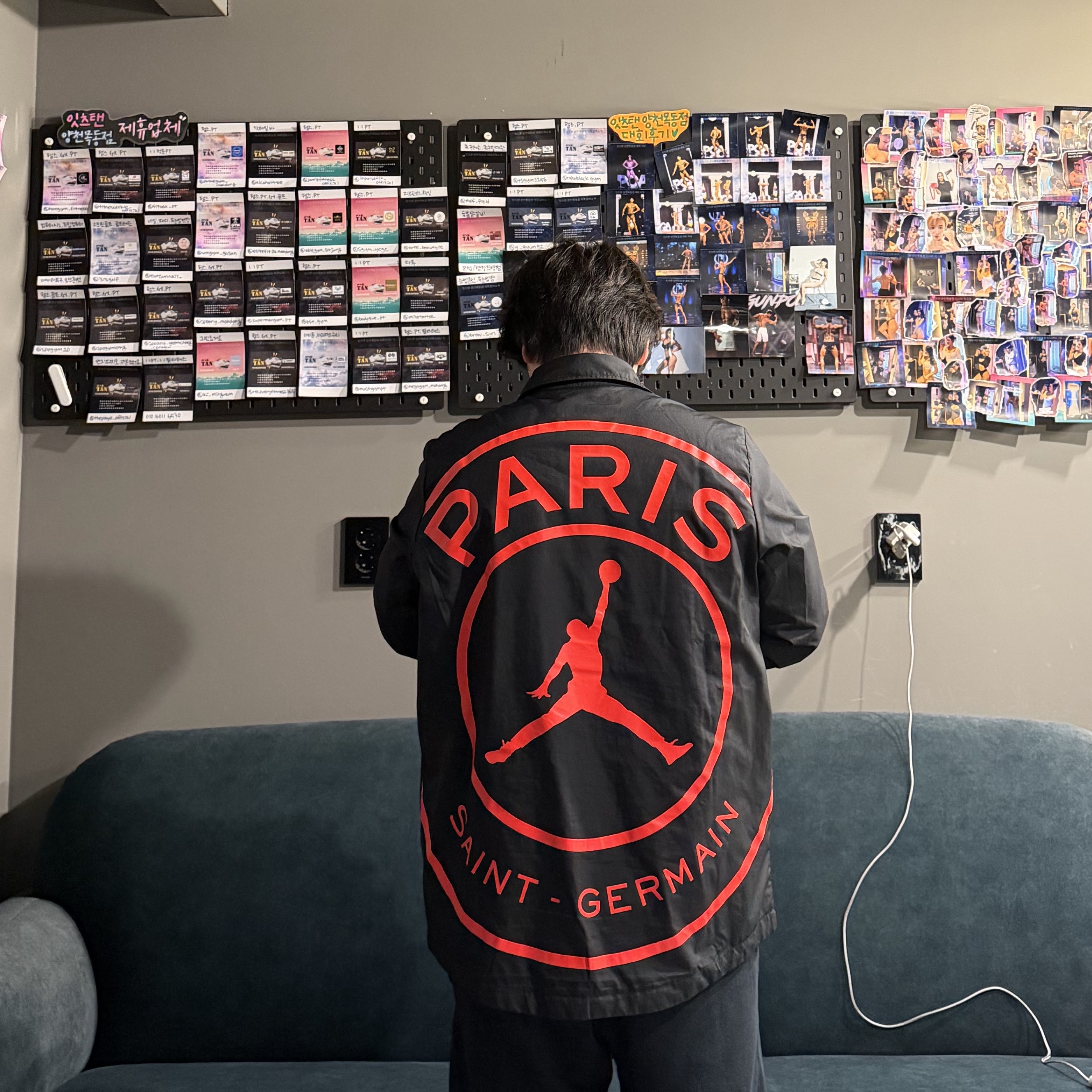 Jordan x Paris Saint-Germain Coach Jacket Black Infrared 착용 스타일