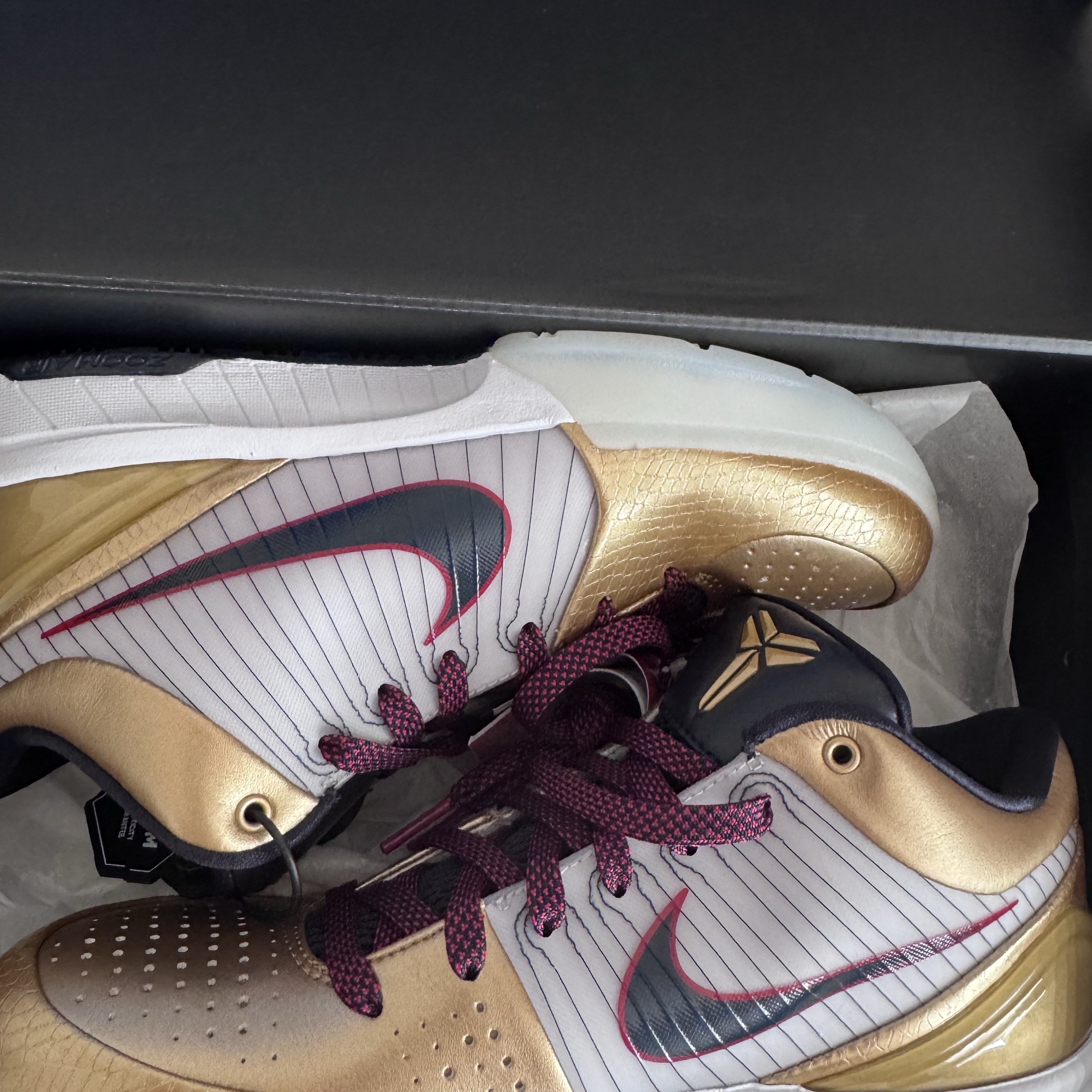 Nike Kobe 4 Protro Metallic Gold and Dark Obsidian 착용 스타일
