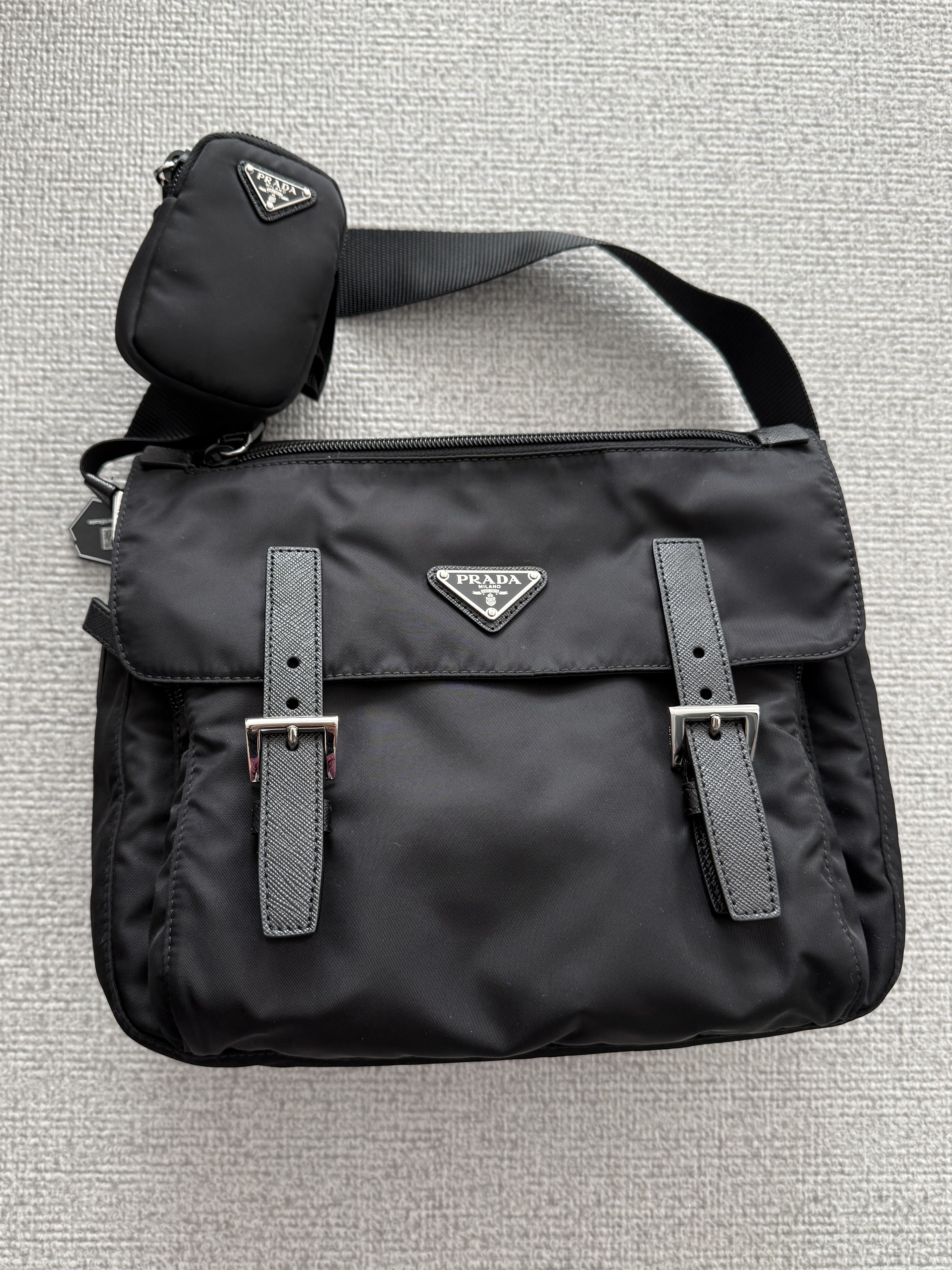 Prada Re-Nylon Shoulder Bag Black 착용 스타일
