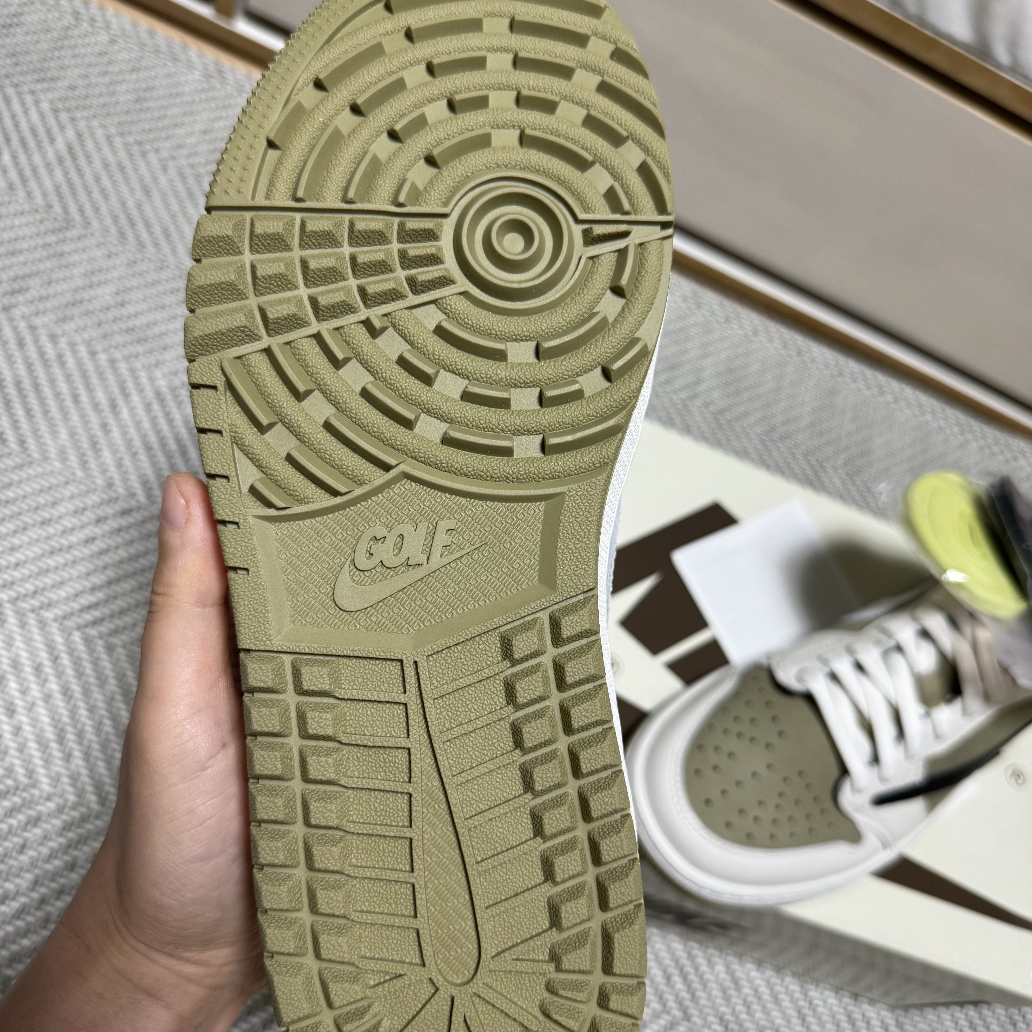 Jordan 1 x Travis Scott Retro Low Golf NRG Neutral Olive 착용 스타일 - 6