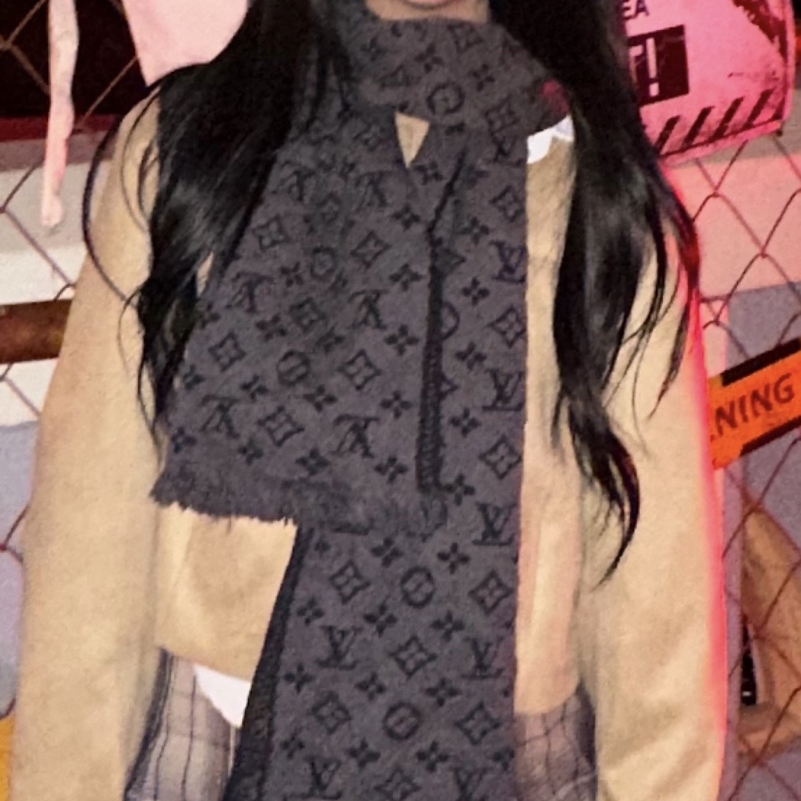 Louis Vuitton Monogram Classic Muffler Charcoal Grey 착용 스타일 - 2