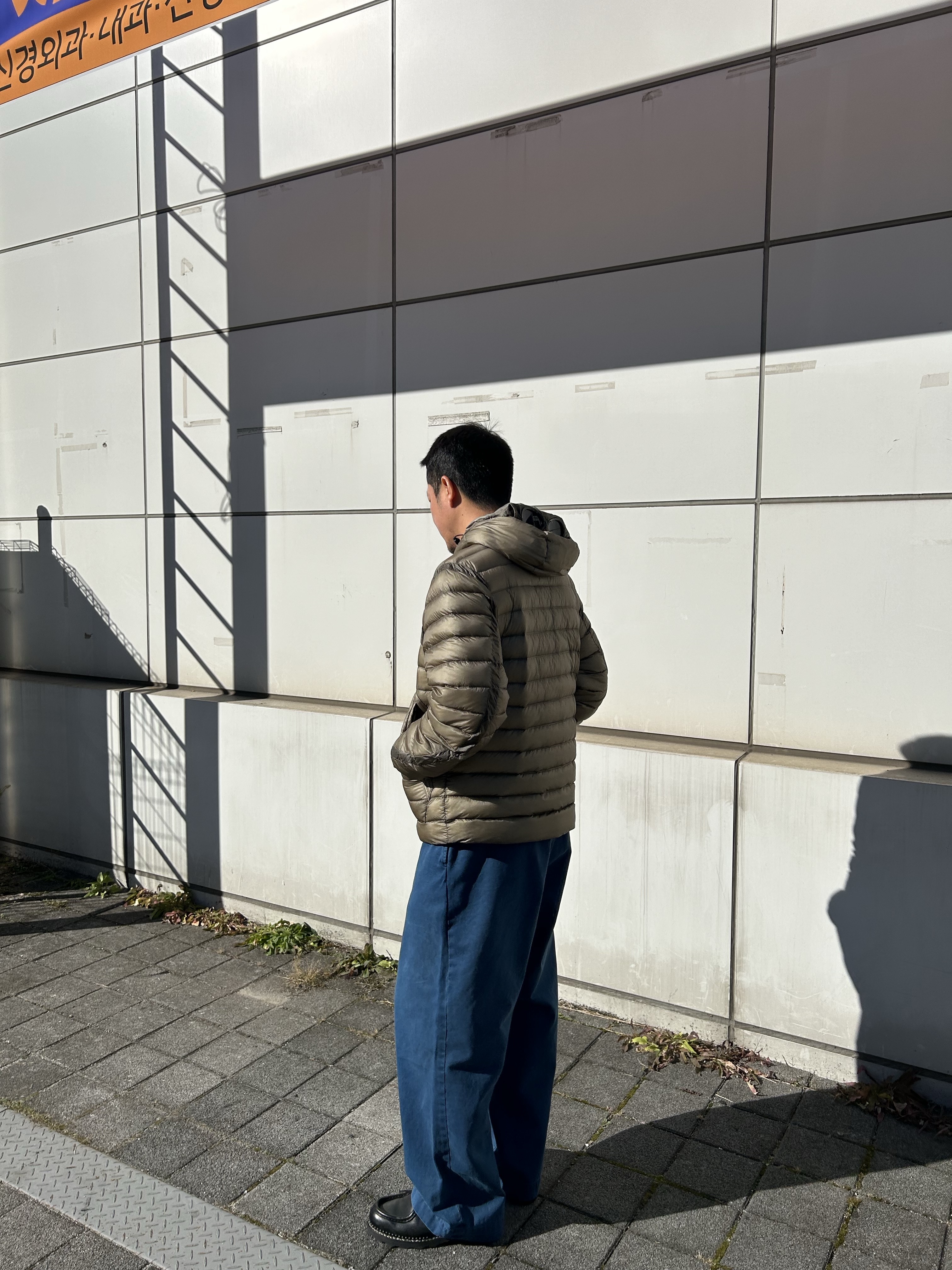 C.P. Company Medium Down Jacket Fungi Grey - 25FW, A.Presse Vintage Work Pants Blue - 25FW 착용 스타일 - 1