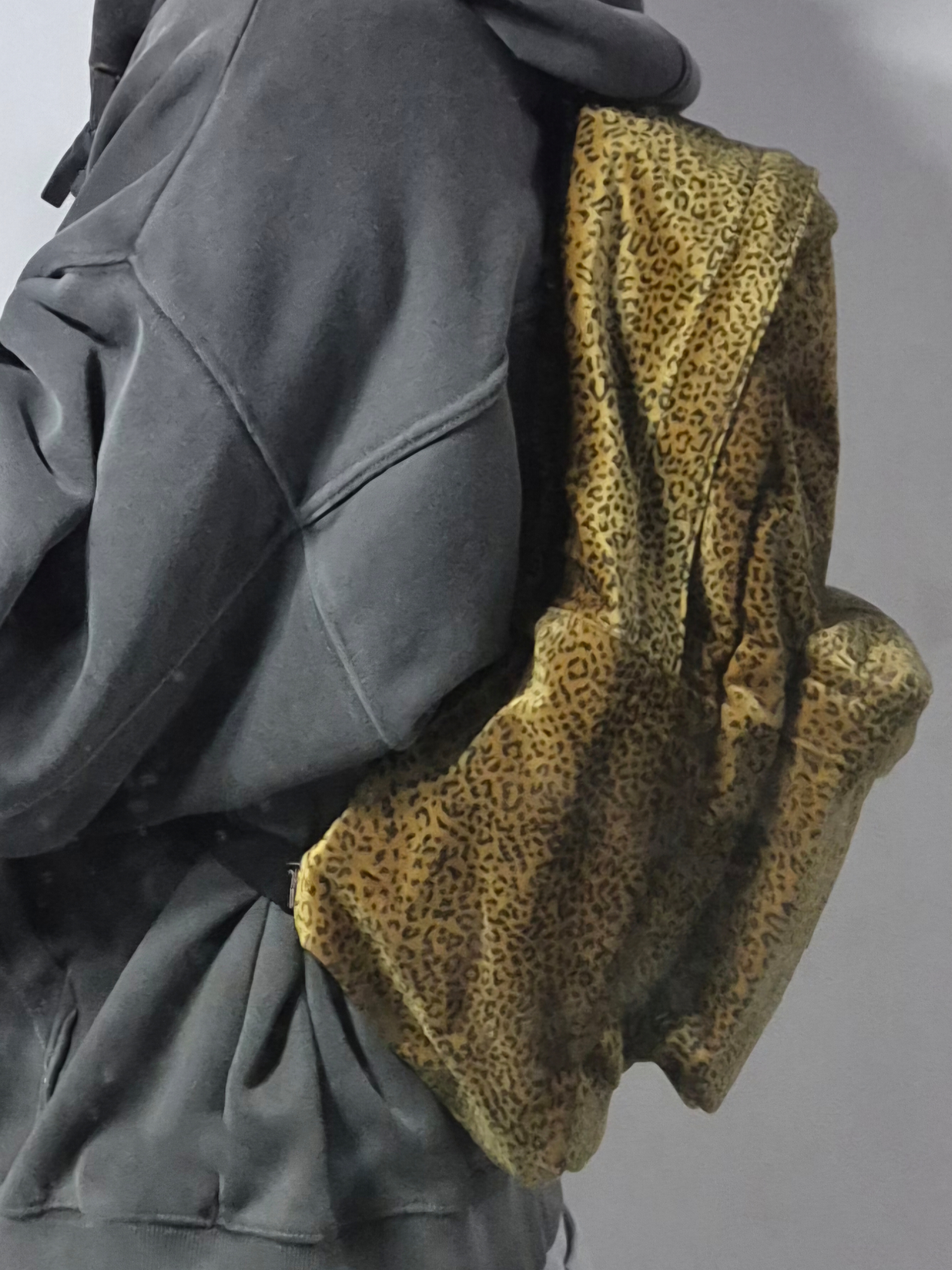 Supreme Velvet Backpack Tan Leopard - 25FW 착용 스타일 - 2