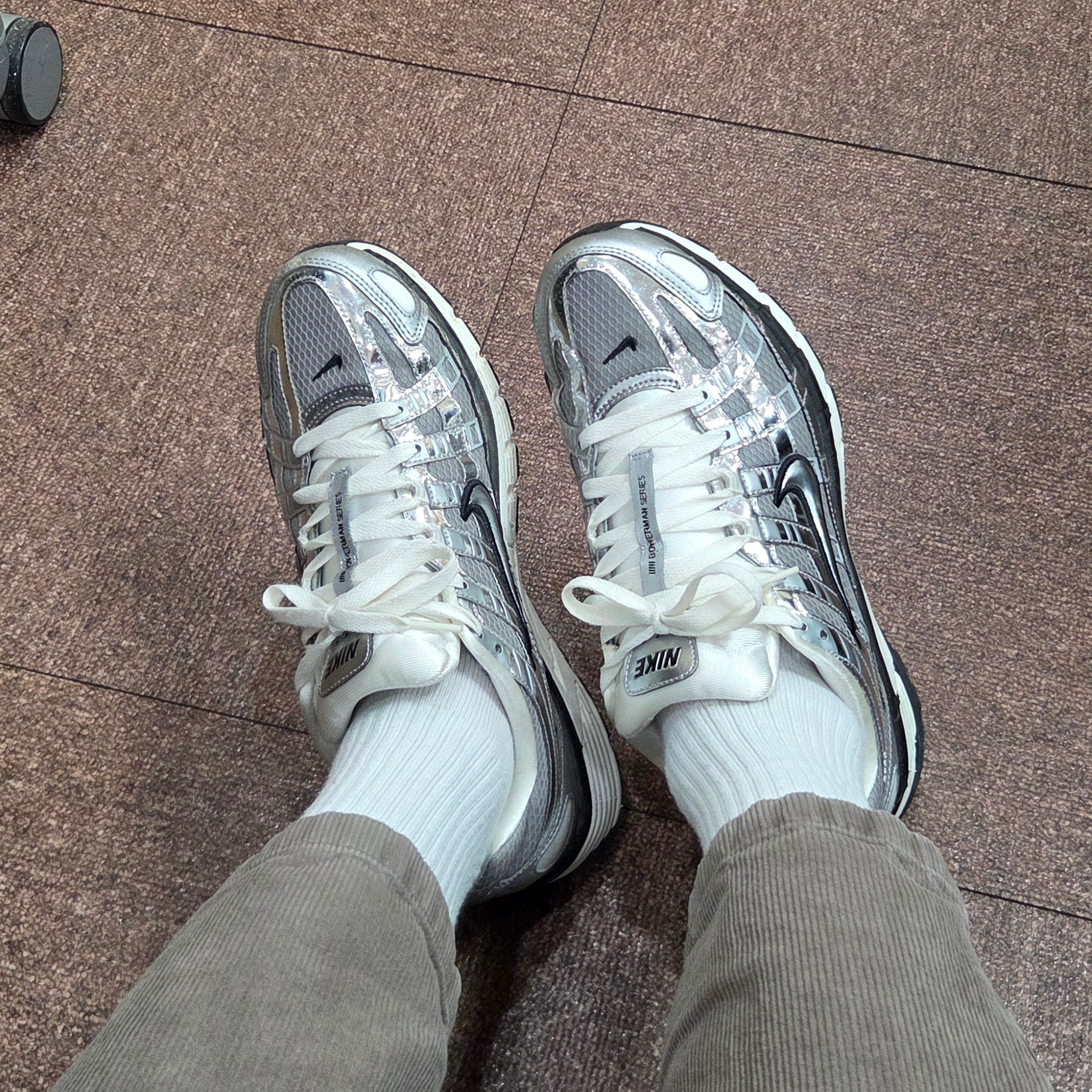 Nike P-6000 Metallic Silver 착용 스타일