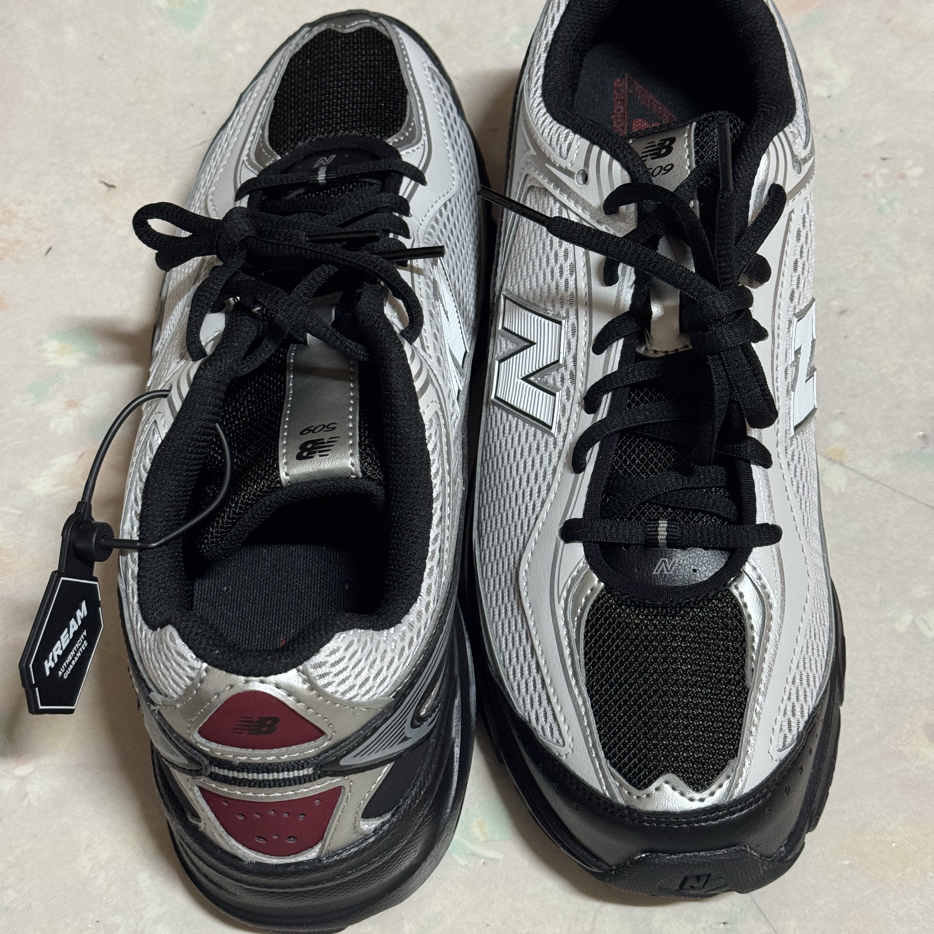 New Balance 509 Black Gray 착용 스타일