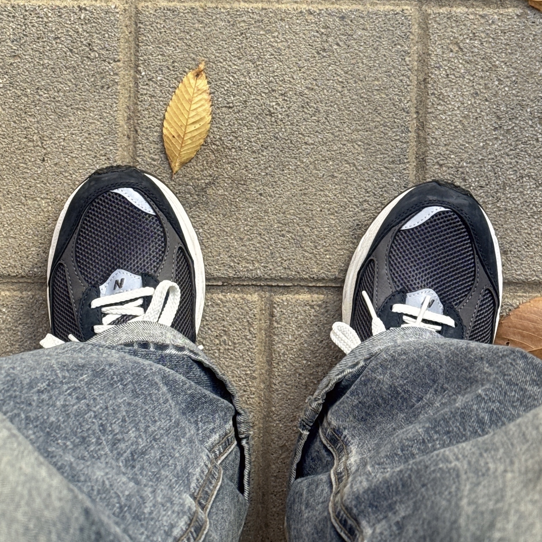 New Balance 2002R Premium Vintage Navy Grey 착용 스타일
