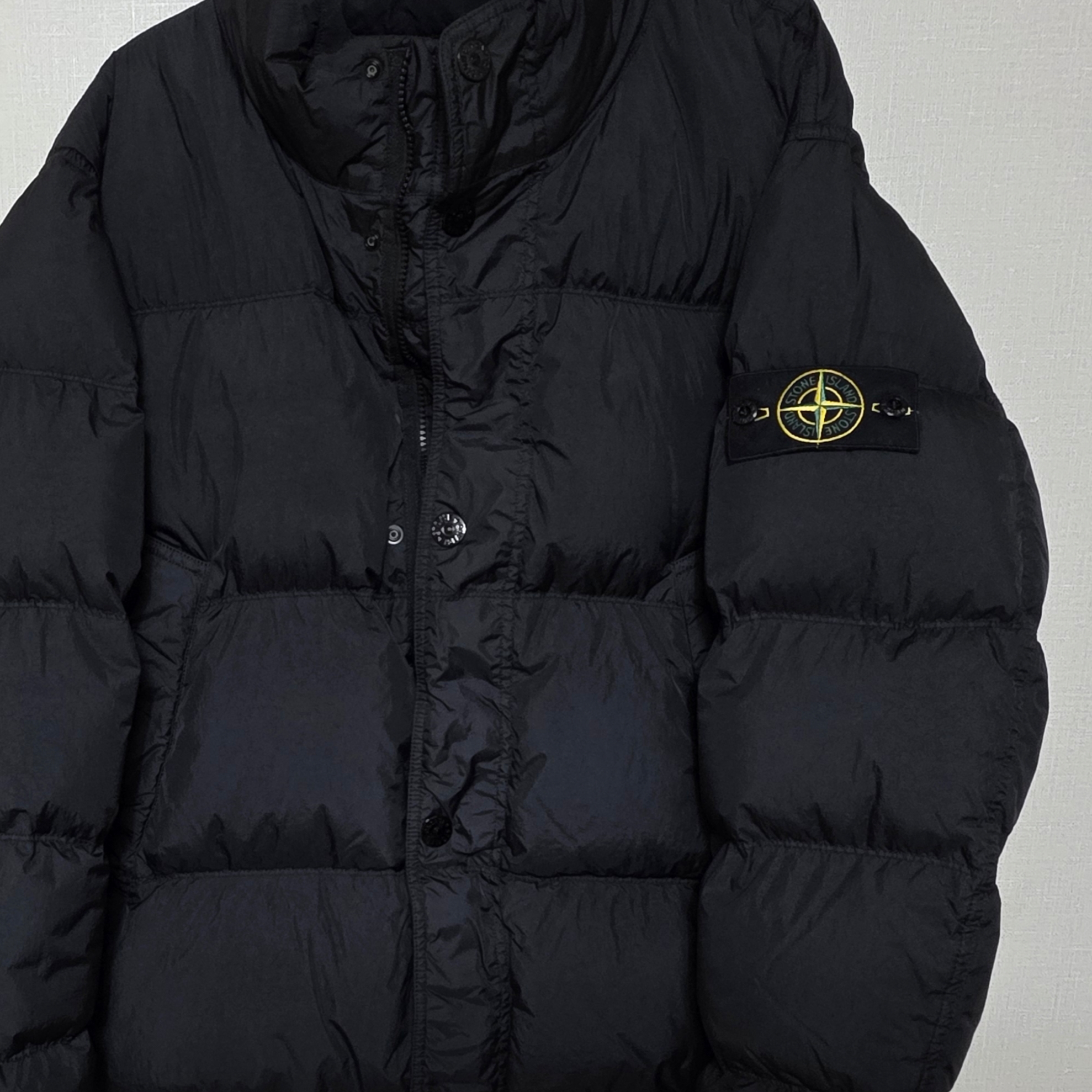 Stone Island 4100010 Crinkle Reps NY Recycled Nylon Down Jacket with Wind Resistant Black - 25FW 착용 스타일