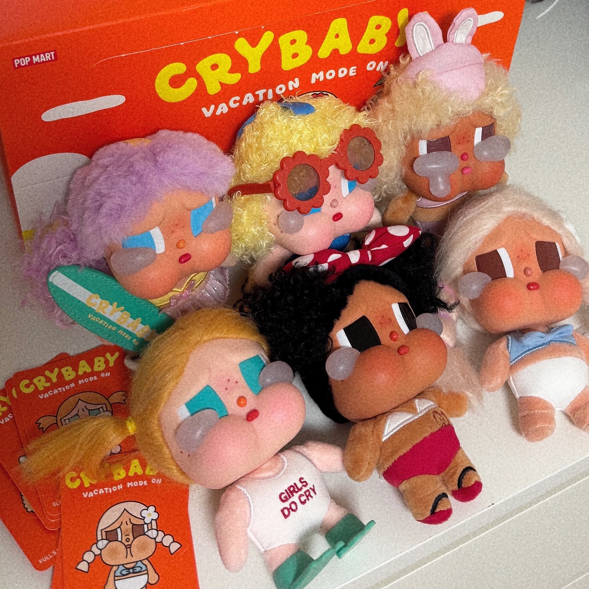 Pop Mart Crybaby Vacation Mode On Series Vinyl Plush Pendant Sealed Case (6 Blind Boxes), Pop Mart Crybaby Vacation Mode On Series Vinyl Plush Pendant My Summer Vibe (Opened Case) 착용 스타일 - 1
