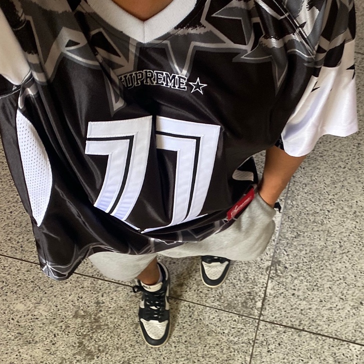 Supreme Stars Football Jersey Black - 25SS 착용 스타일