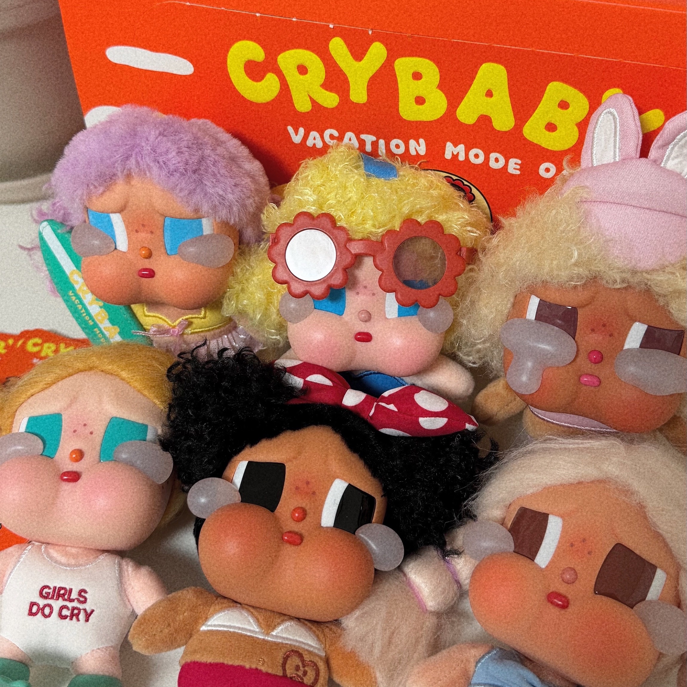 Pop Mart Crybaby Vacation Mode On Series Vinyl Plush Pendant Sealed Case (6 Blind Boxes), Pop Mart Crybaby Vacation Mode On Series Vinyl Plush Pendant My Summer Vibe (Opened Case) 착용 스타일 - 2