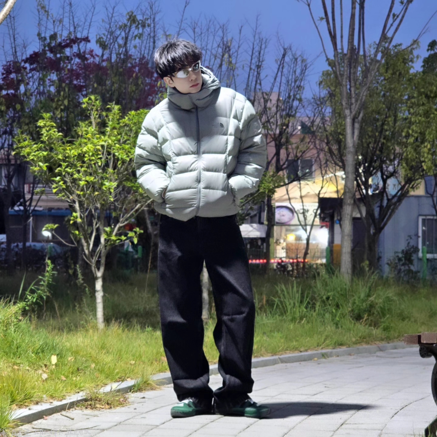 The North Face Ruta Down Jacket Light Khaki - 25SS, Adidas Adicolor Denim Firebird Pants True Black Denim - KR Sizing 착용 스타일 - 5
