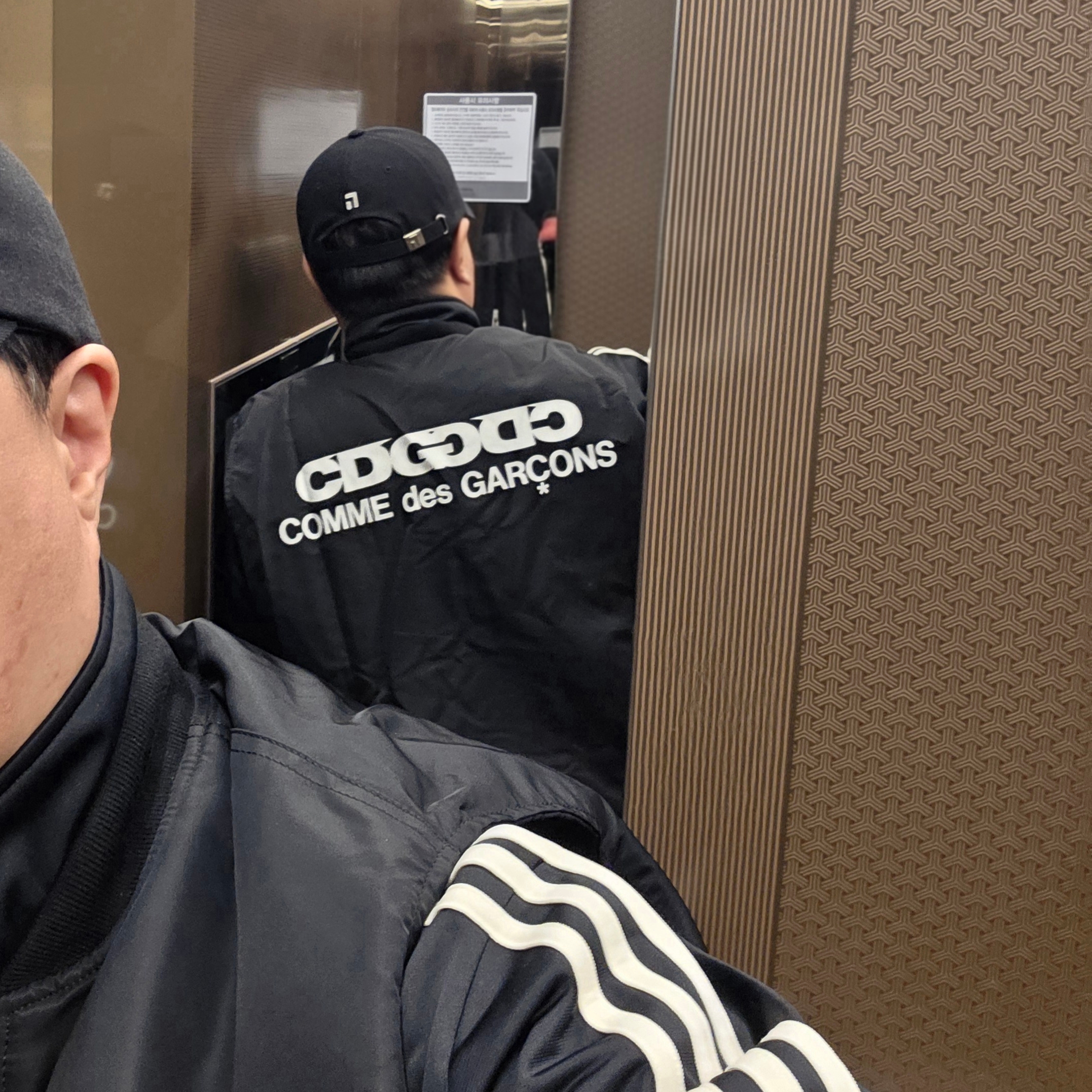 CDG x Alpha Industries Ma-1 Vest Black 착용 스타일 - 2