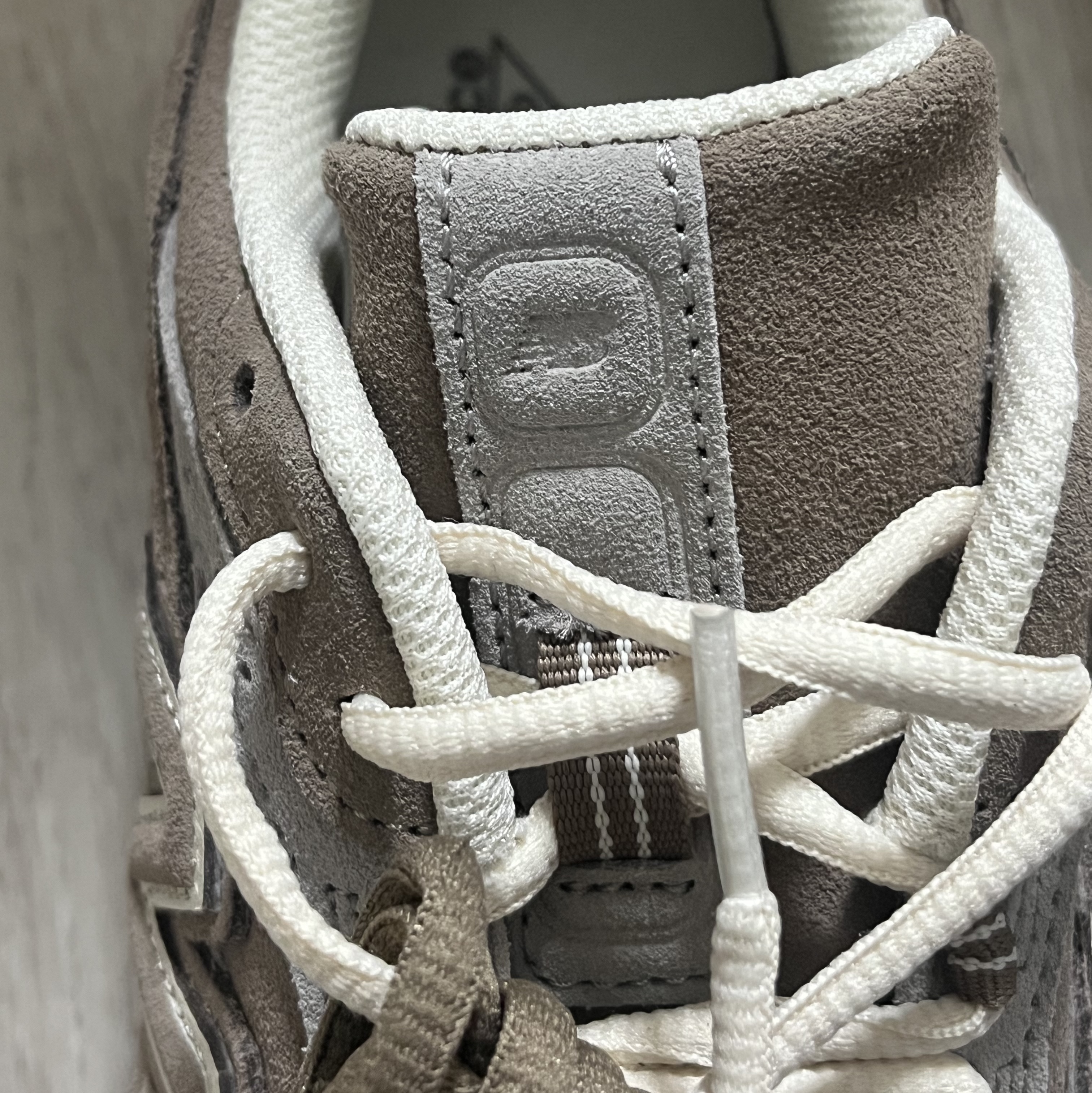 New Balance 204L Suede Mushroom Arid Stone 착용 스타일 - 2