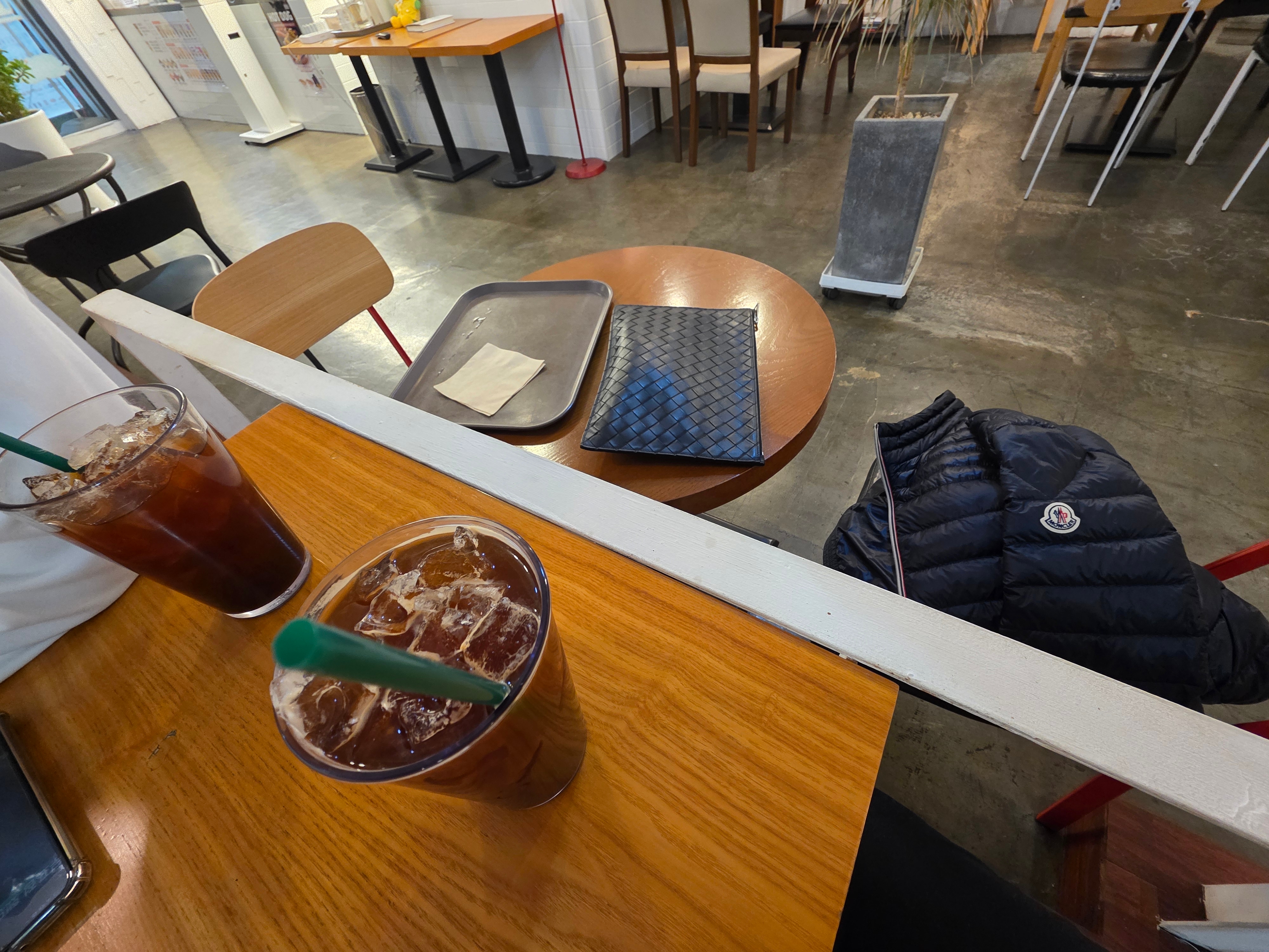 Bottega Veneta Large Pouch Black, Moncler Daniel Short Down Jacket Night Blue - 25SS 착용 스타일