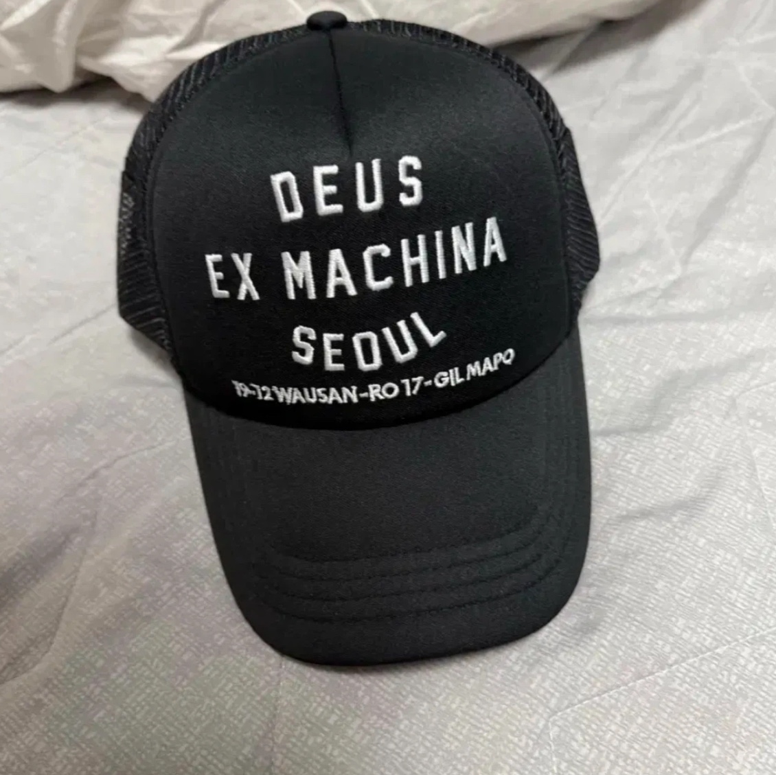 Deus Ex Machina Seoul College Address Trucker Cap Black 착용 스타일
