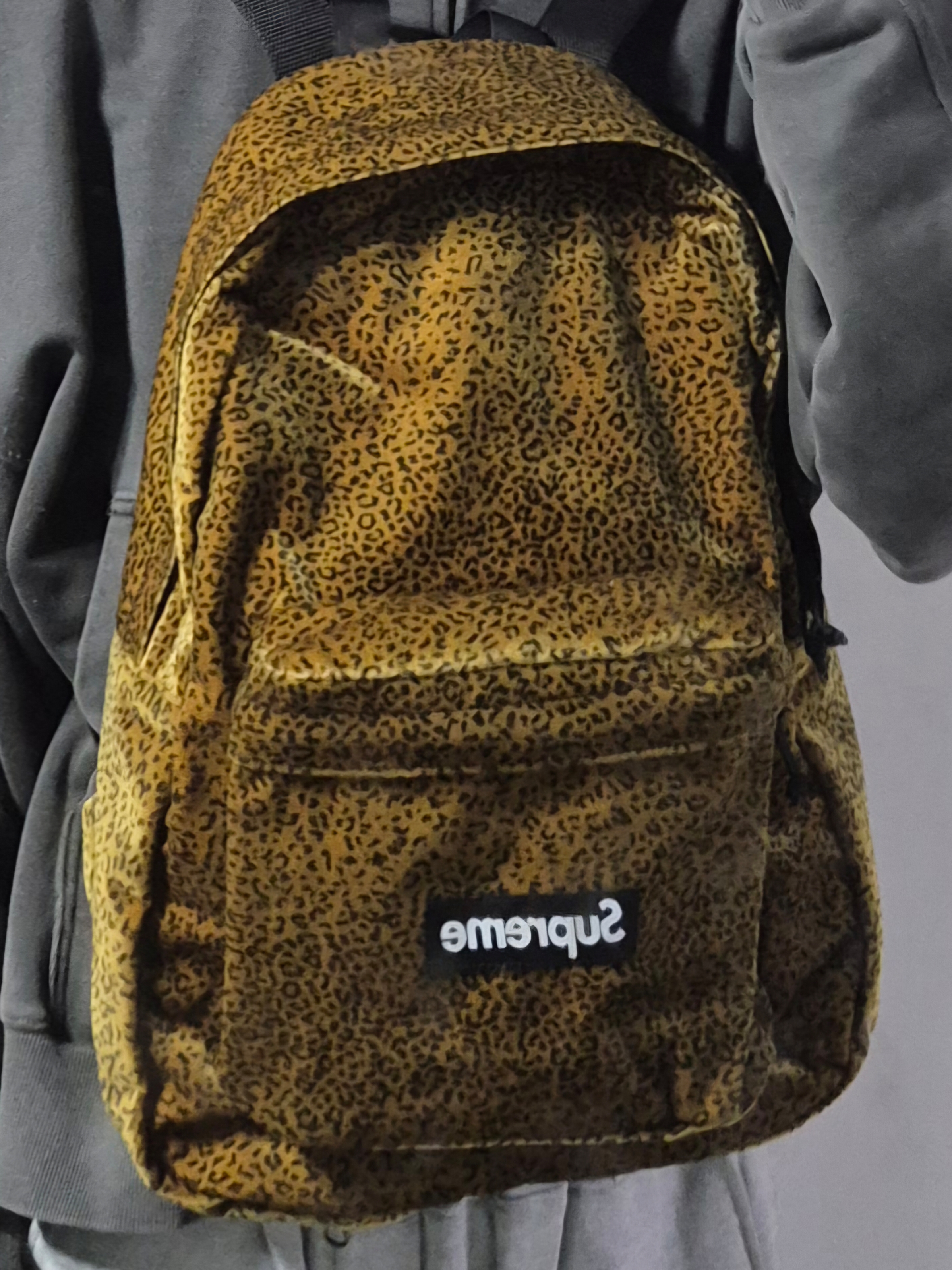 Supreme Velvet Backpack Tan Leopard - 25FW 착용 스타일 - 3