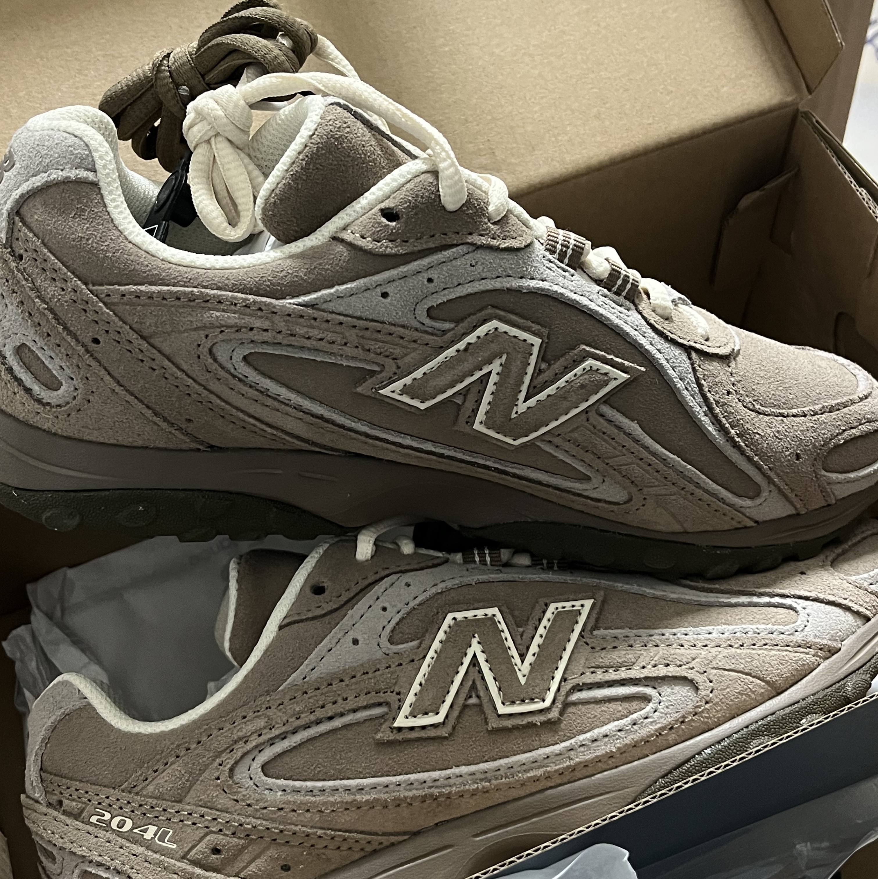 New Balance 204L Suede Mushroom Arid Stone 착용 스타일 - 1