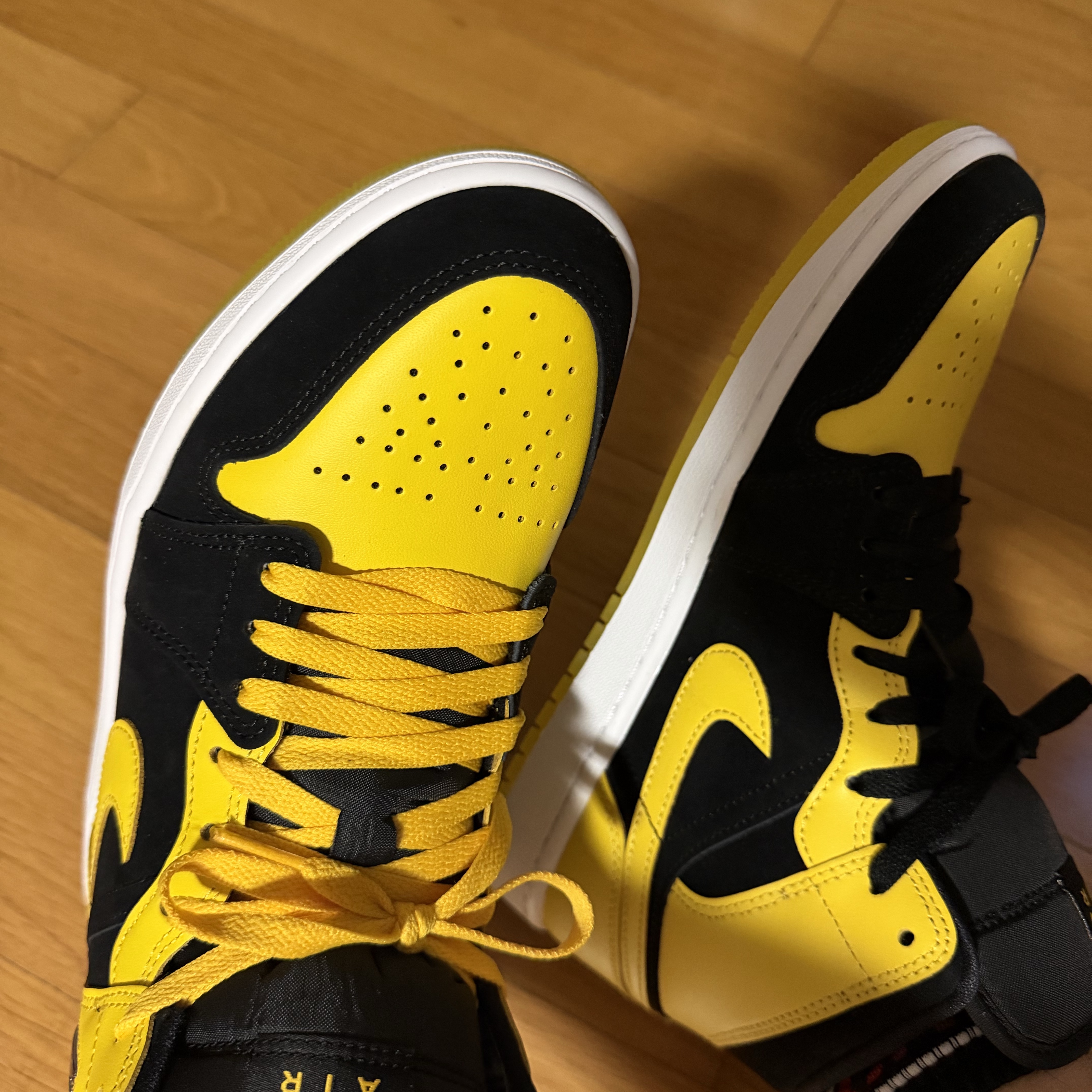 Jordan 1 Mid SE Varsity Maize 착용 스타일