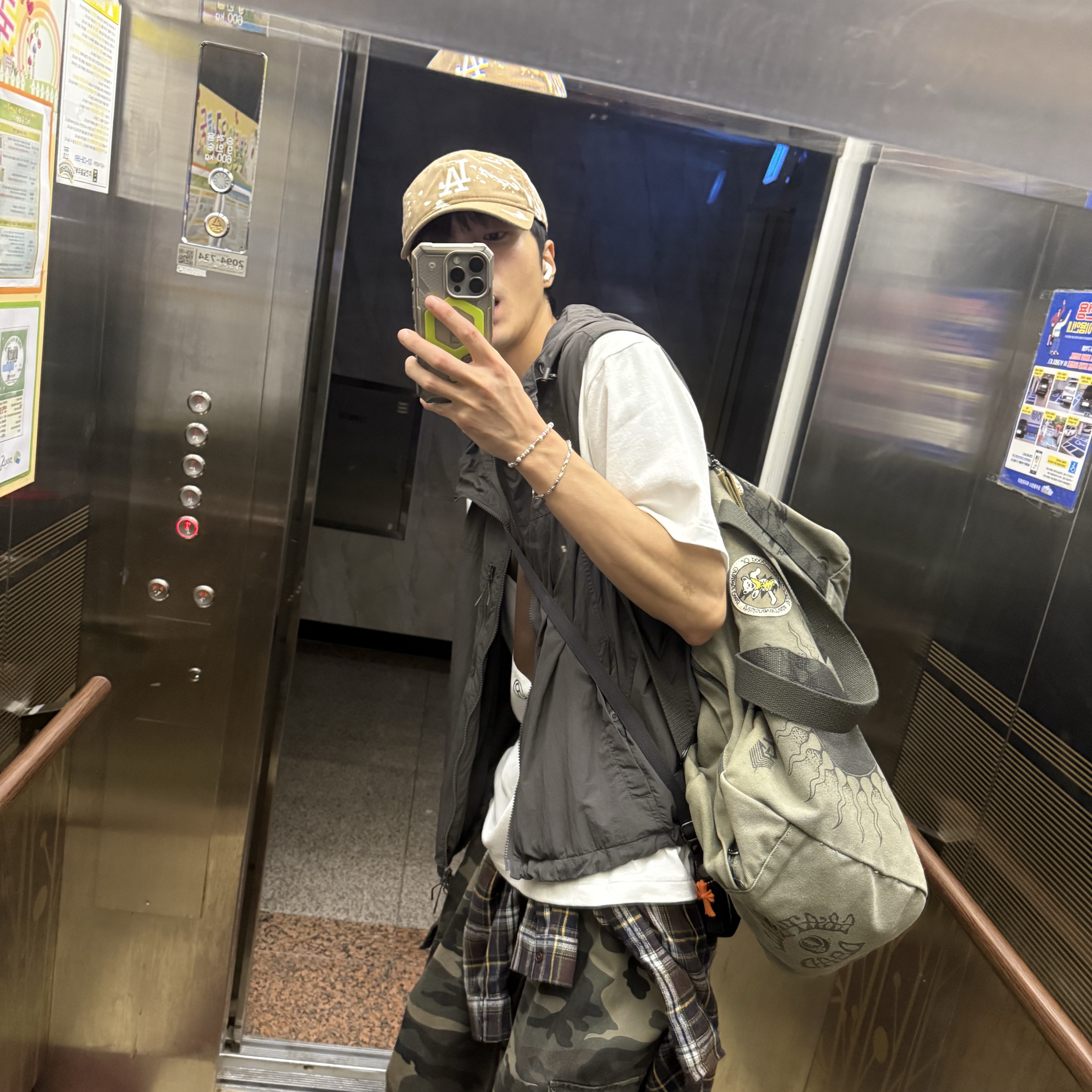Thisisneverthat x Grateful Dead Iconography Duffle Bag Olive Drab 착용 스타일