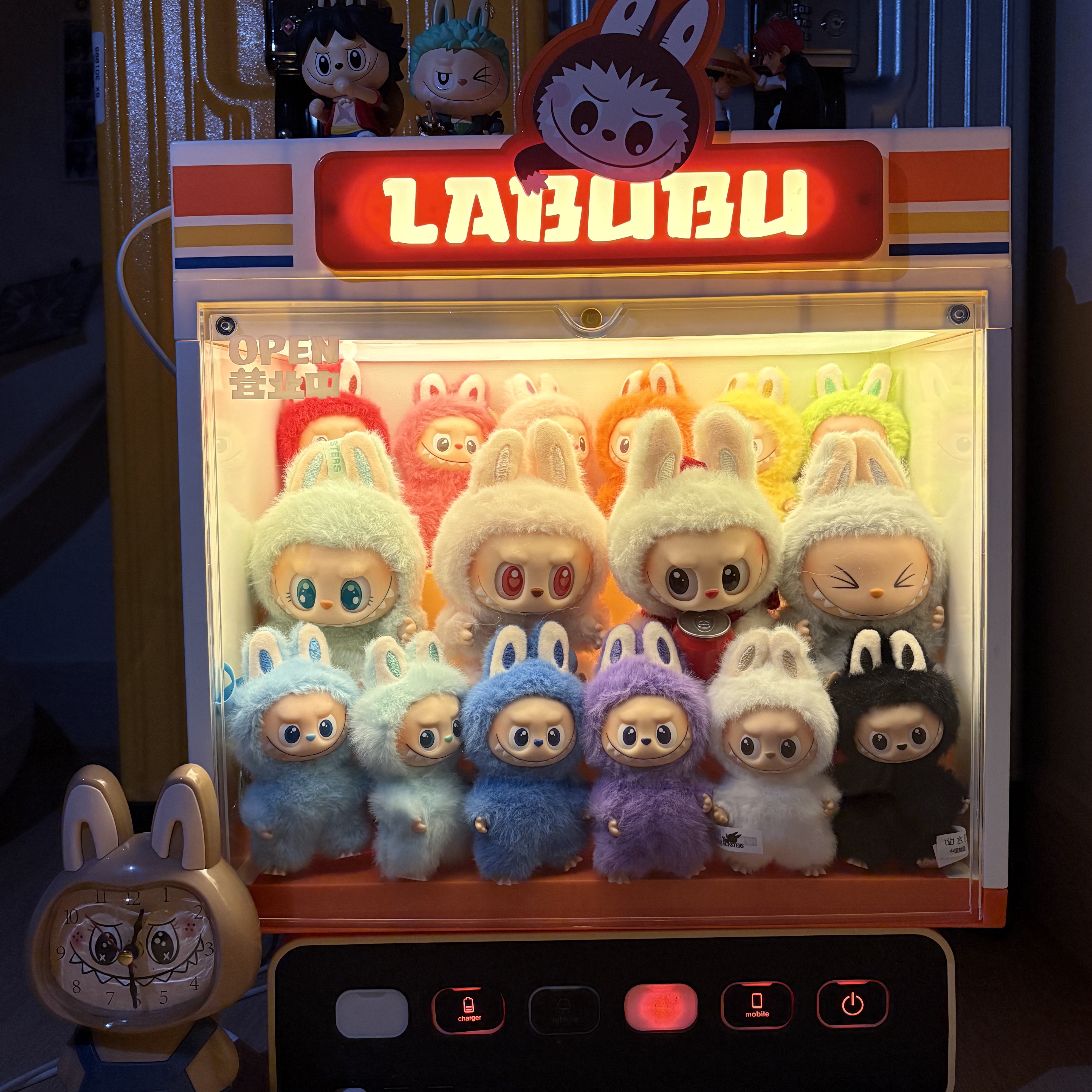 Pop Mart Labubu The Monsters Wacky Mart Series Display Container 착용 스타일