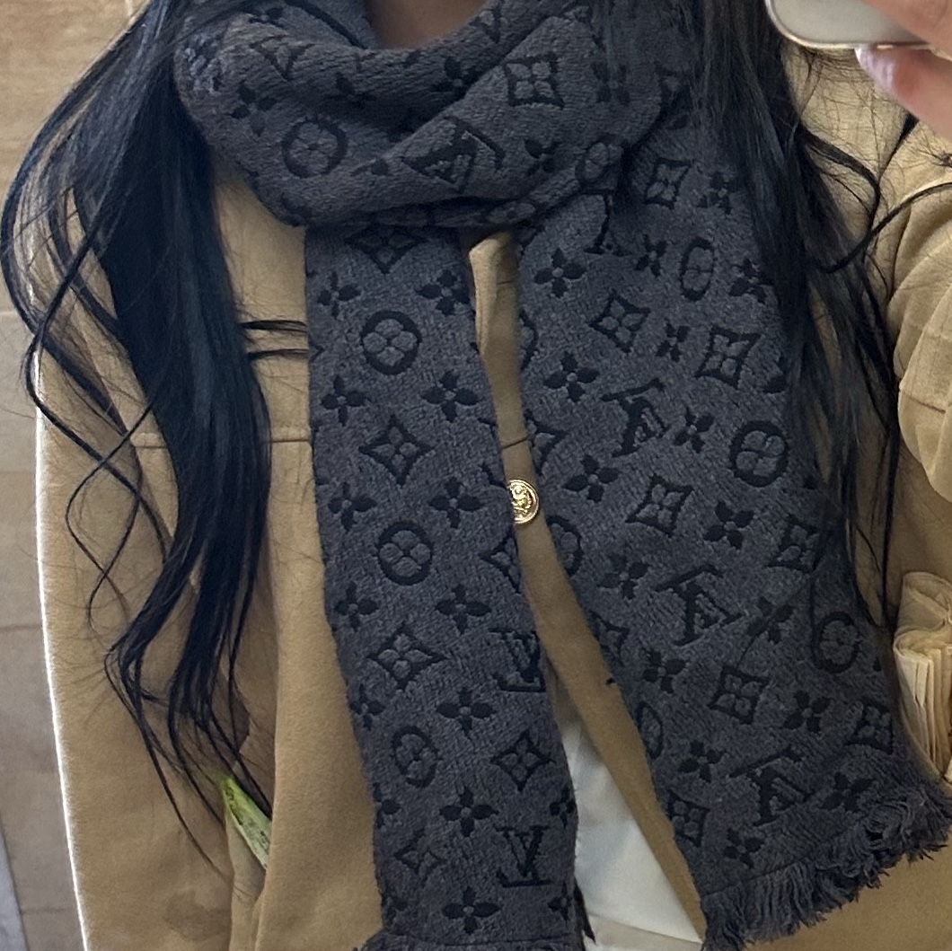Louis Vuitton Monogram Classic Muffler Charcoal Grey 착용 스타일 - 1