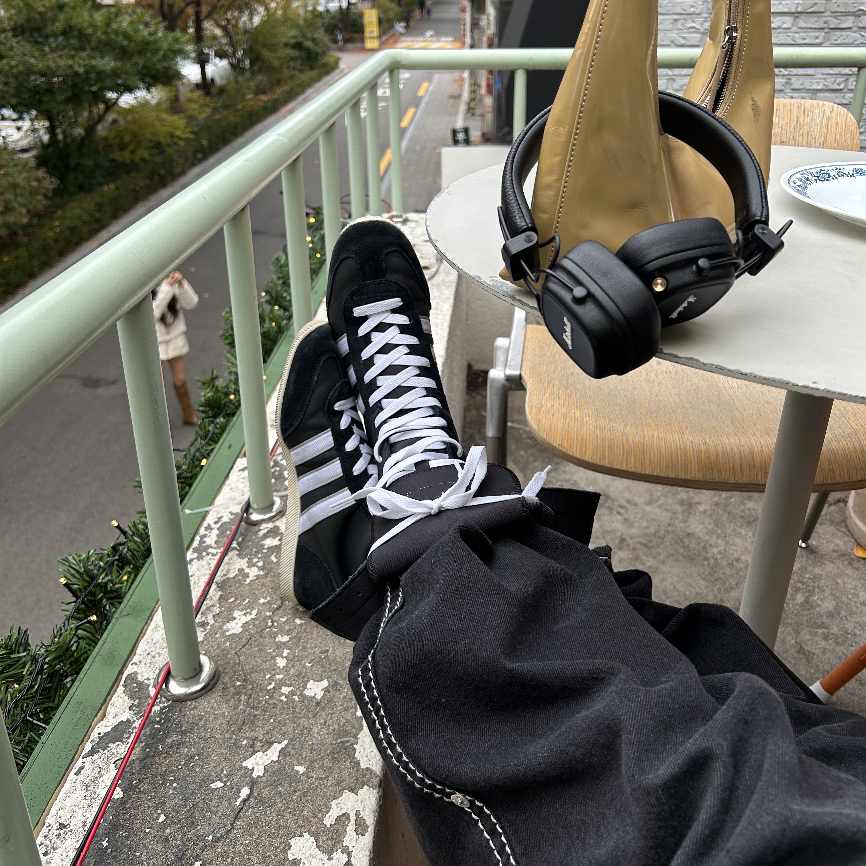 (W) Adidas Japan VH Core Black Cloud White 착용 스타일 - 2