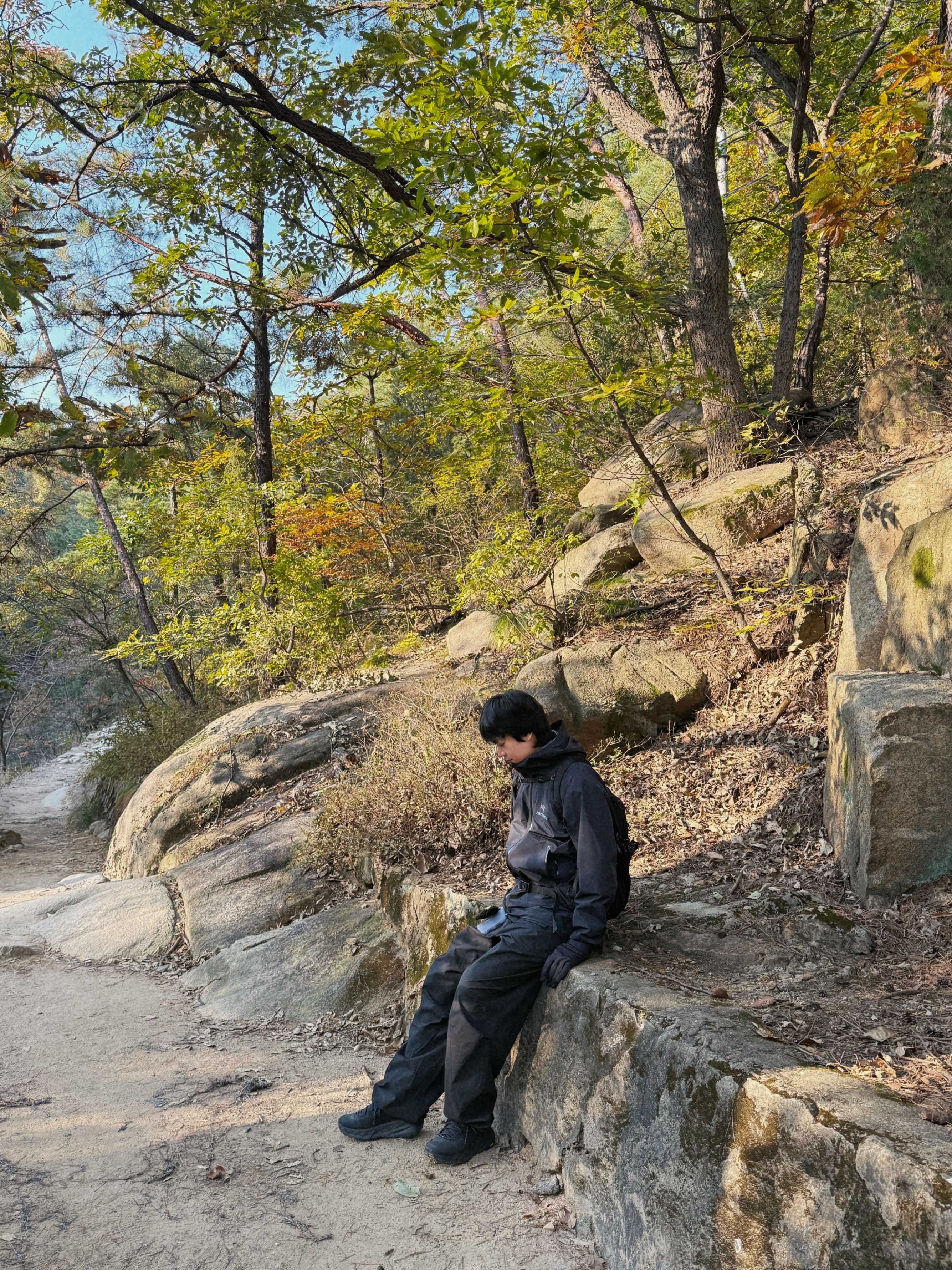 Arc'teryx Zeta SL Jacket Black, Montbell Mini Zip Wallet Gray 착용 스타일 - 4