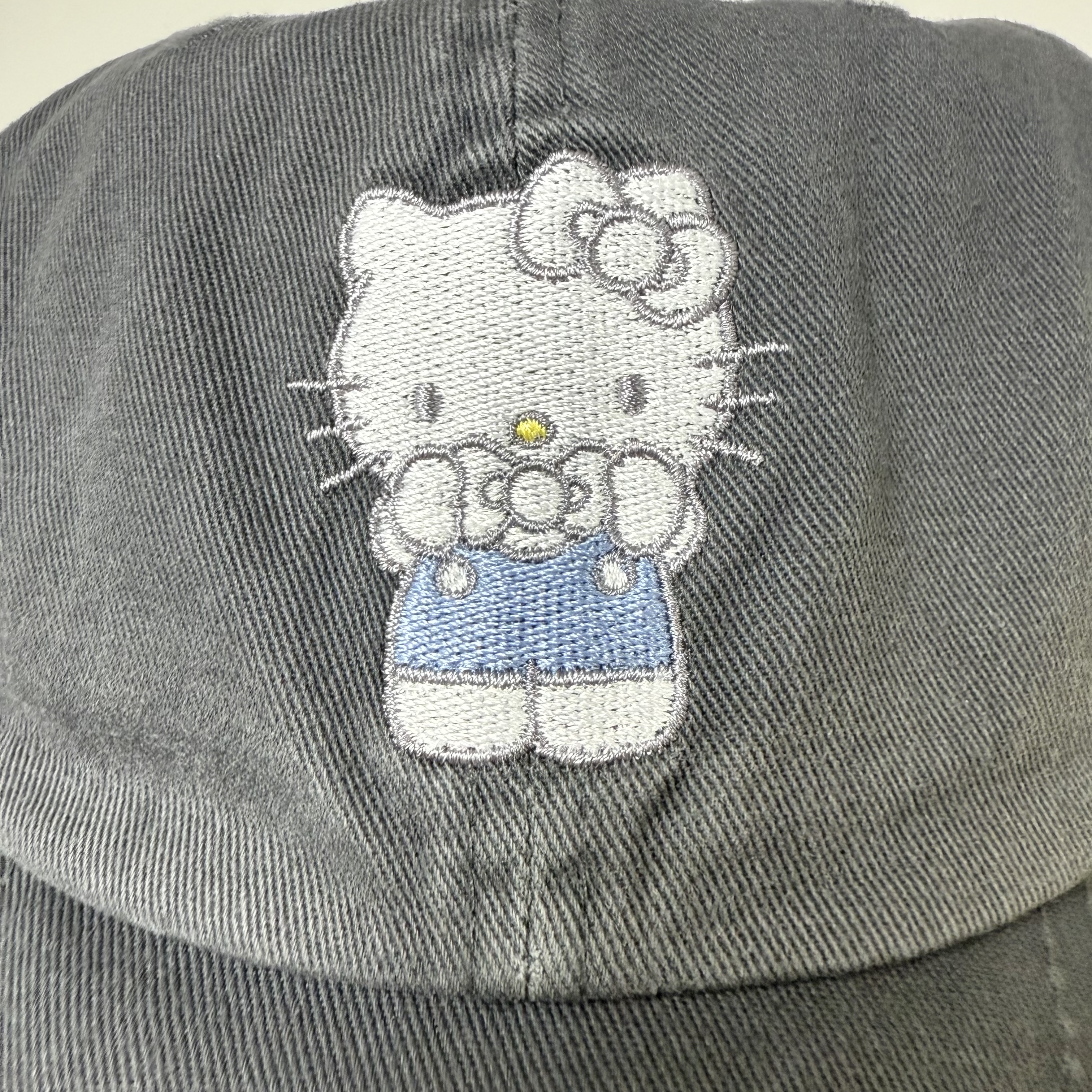 Farven x Hello Kitty Washed  Embroidered Ball Cap_Charcoal 착용 스타일 - 2