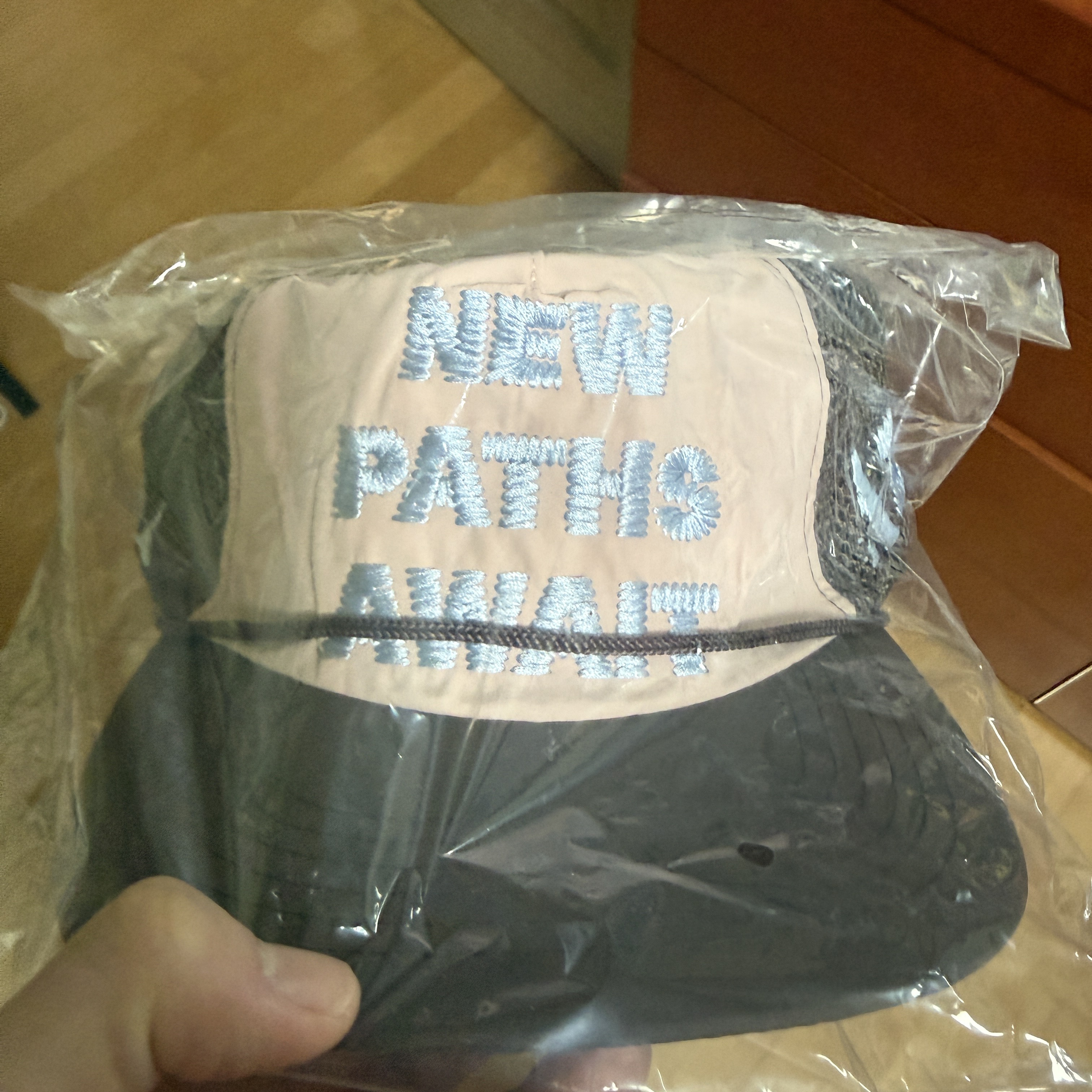 Alex Zono x Woodz New Paths Await Trucker Hat Beige 착용 스타일 - 2