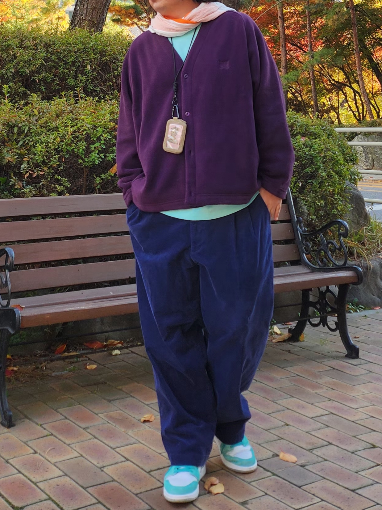 Uniqlo x Needles Fleece Oversized Cardigan Purple - KR, Jordan 1 Low SE New Emerald 착용 스타일 - 3