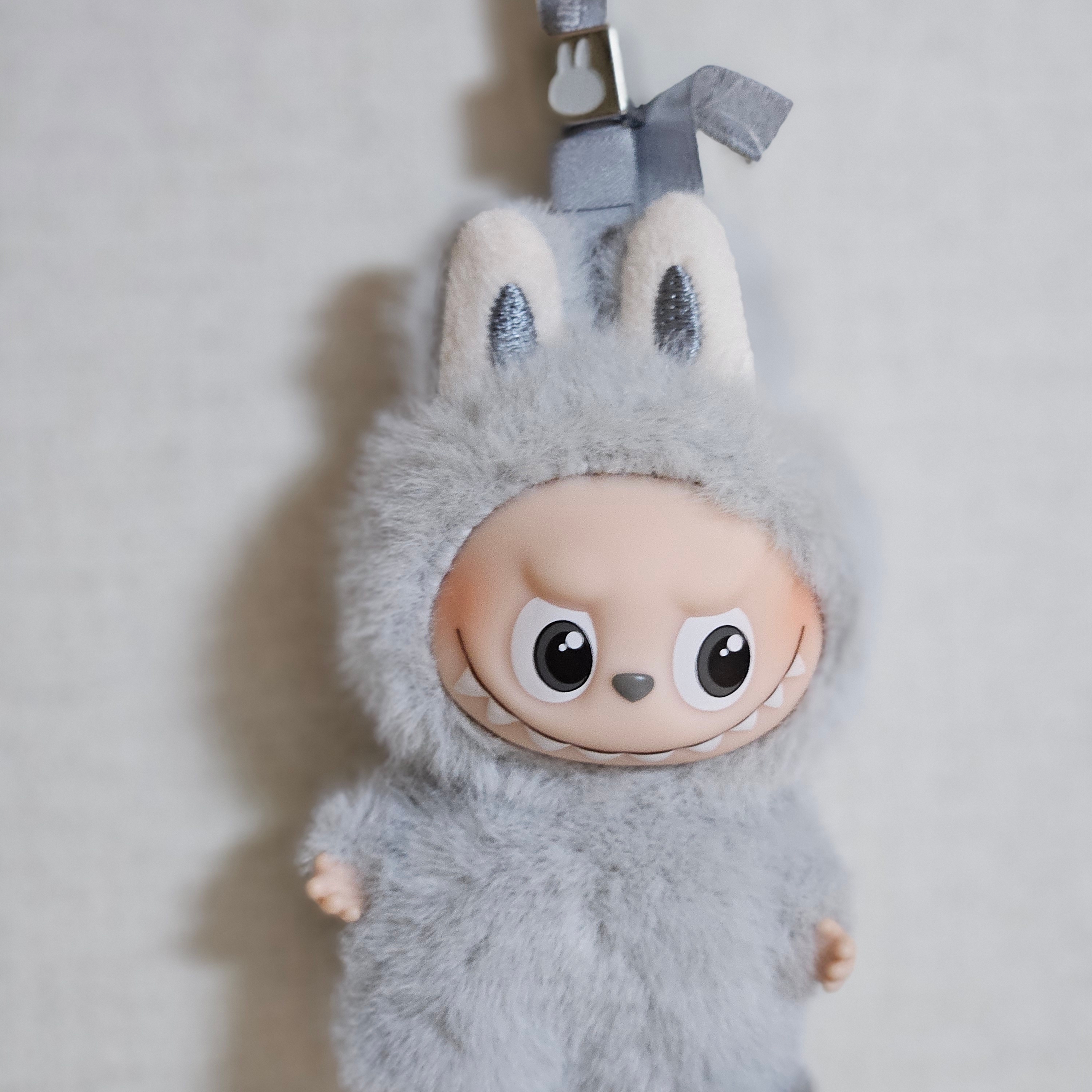 Pop Mart Labubu The Monsters Pin For Love Series Vinyl Plush Pendant (A-M) C (Opened Case) 착용 스타일