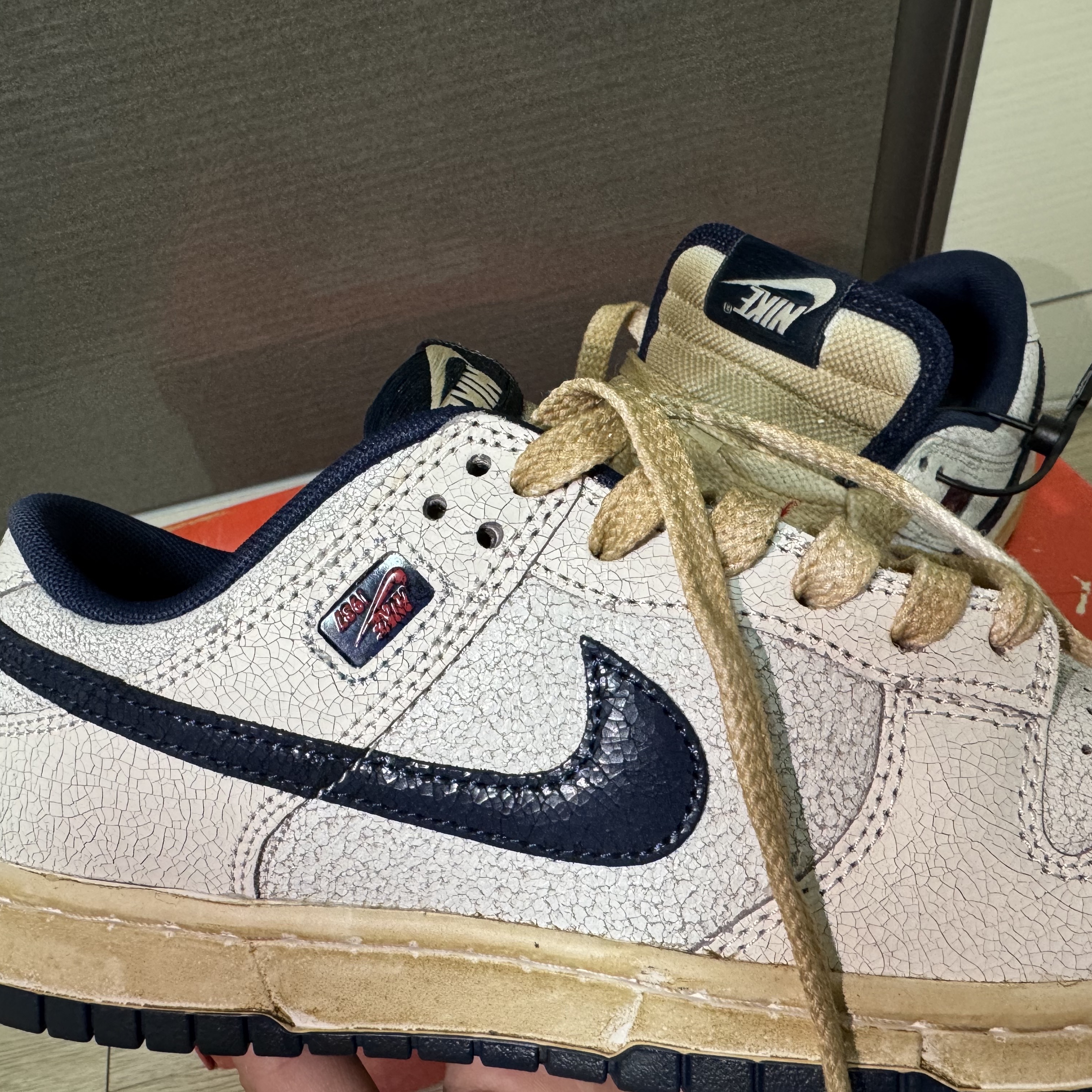 Nike x Stranger Things Dunk Low Phantom and Midnight Navy 착용 스타일 - 2