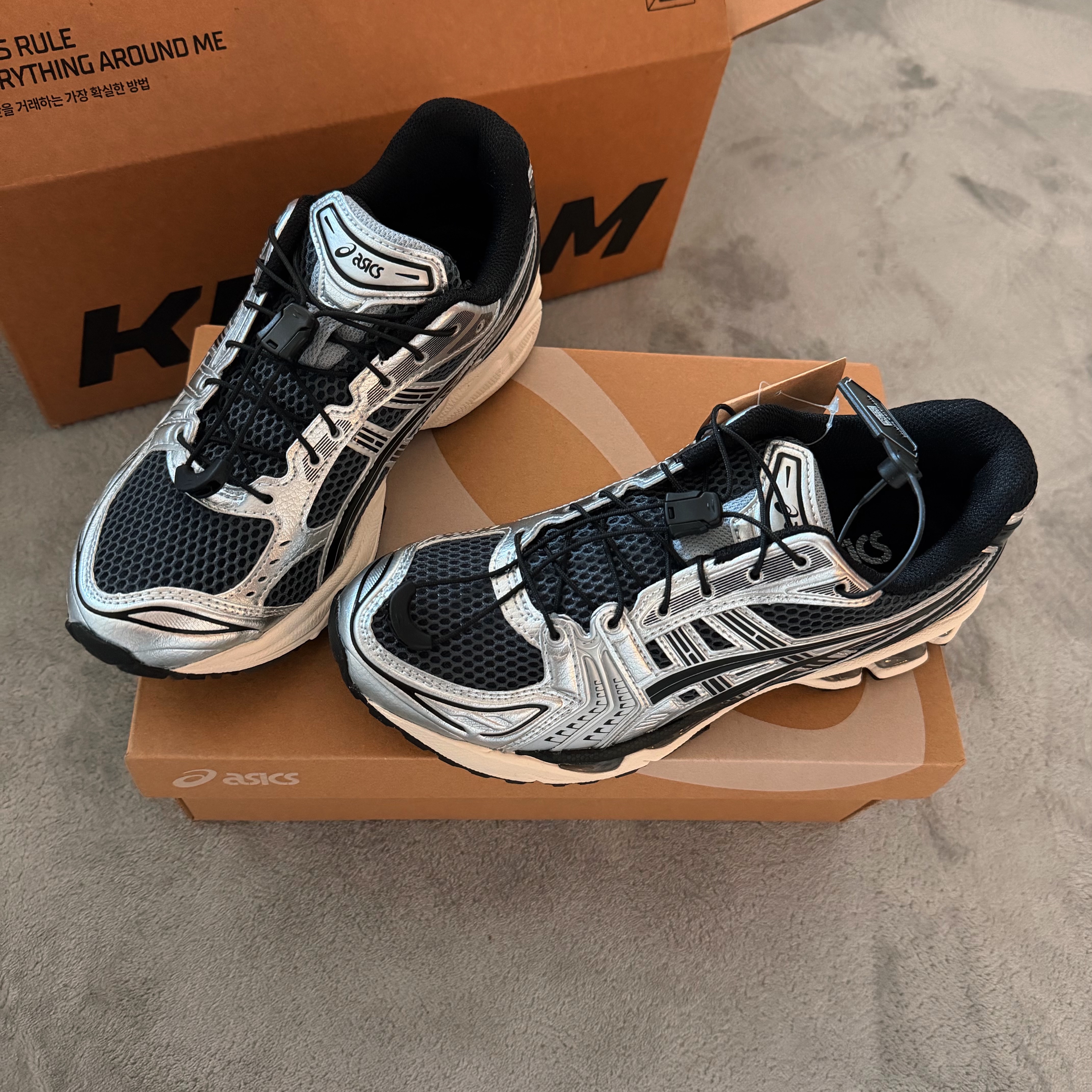 Asics Unlimited Gel-Kayano 14 Carrier Grey Black 착용 스타일 - 1