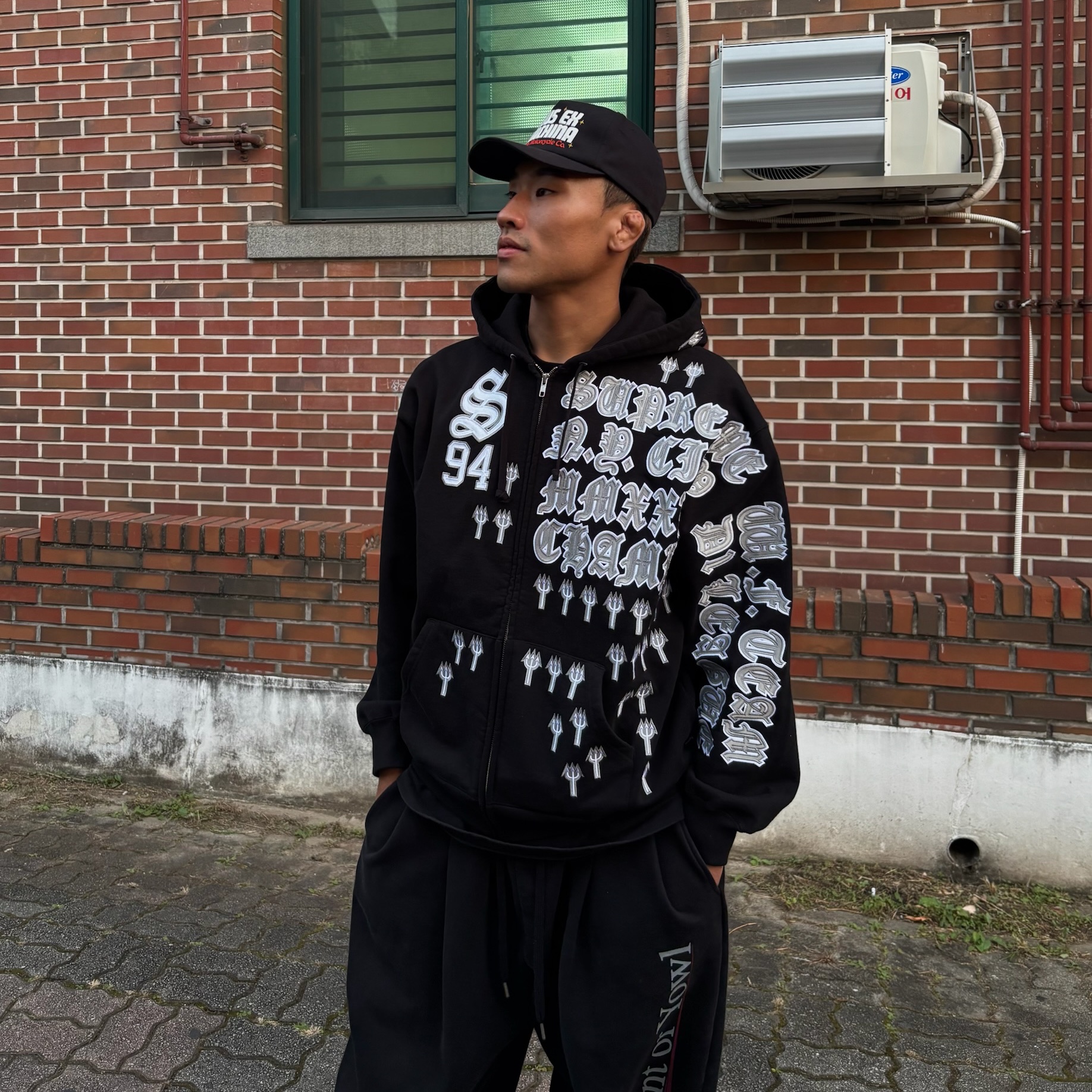 Supreme League Champs Zip Up Hooded Sweatshirt Black - 25FW 착용 스타일 - 2