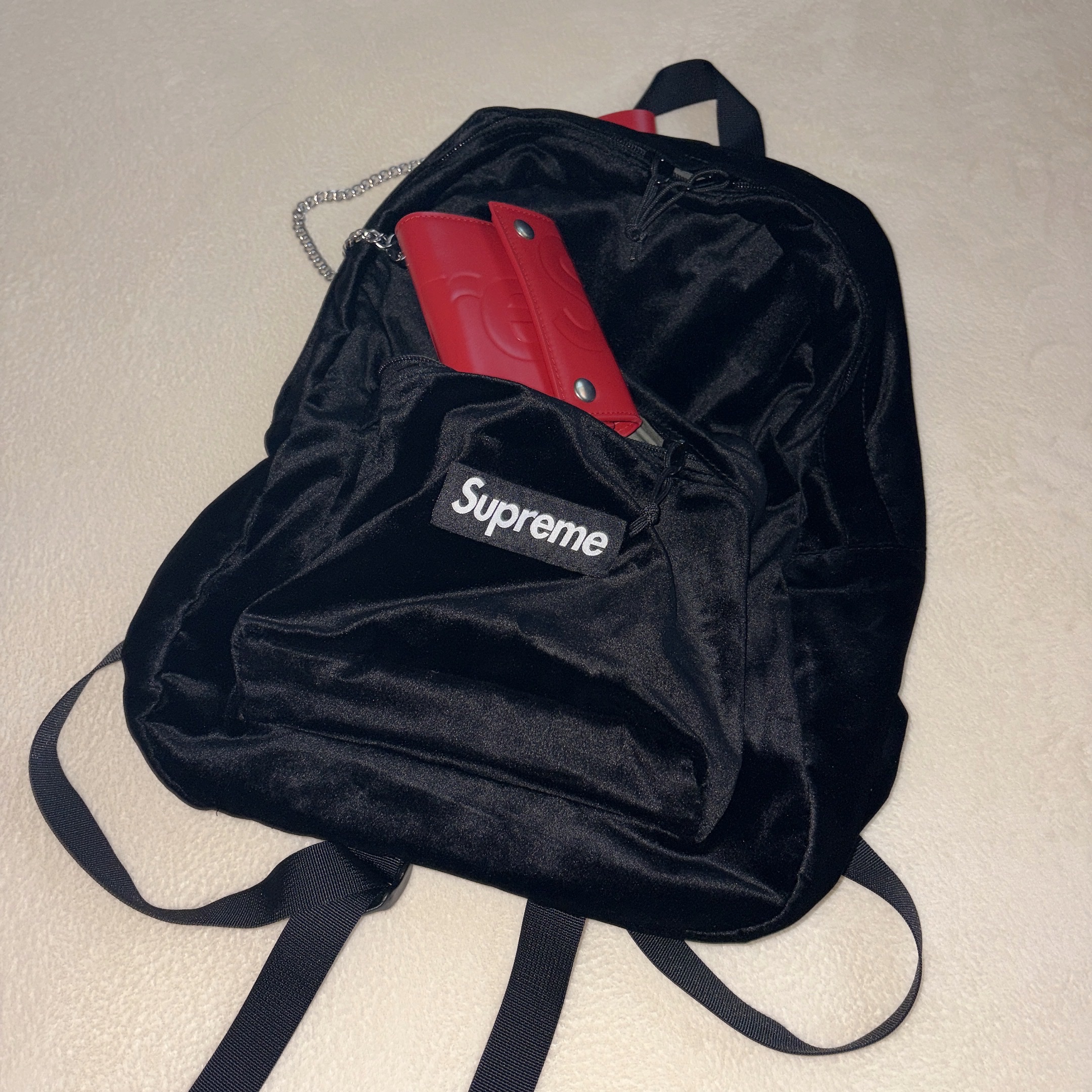 Supreme Velvet Backpack Black - 25FW, Supreme Leather Chain Wallet Red 착용 스타일