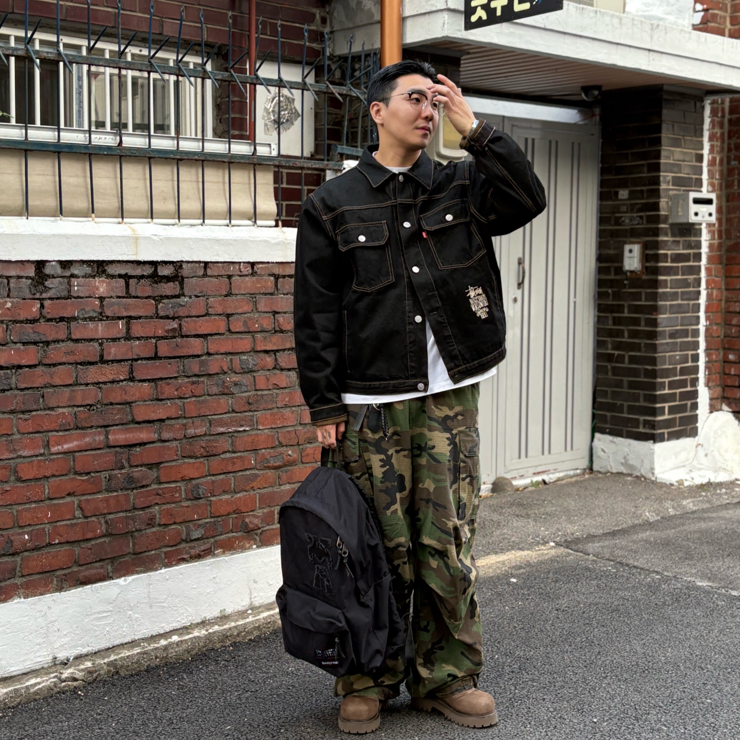 Stussy x Levi's Crispy Rinse Trucker Jacket Black, LOSTGARDEN Route Brown 착용 스타일 - 1