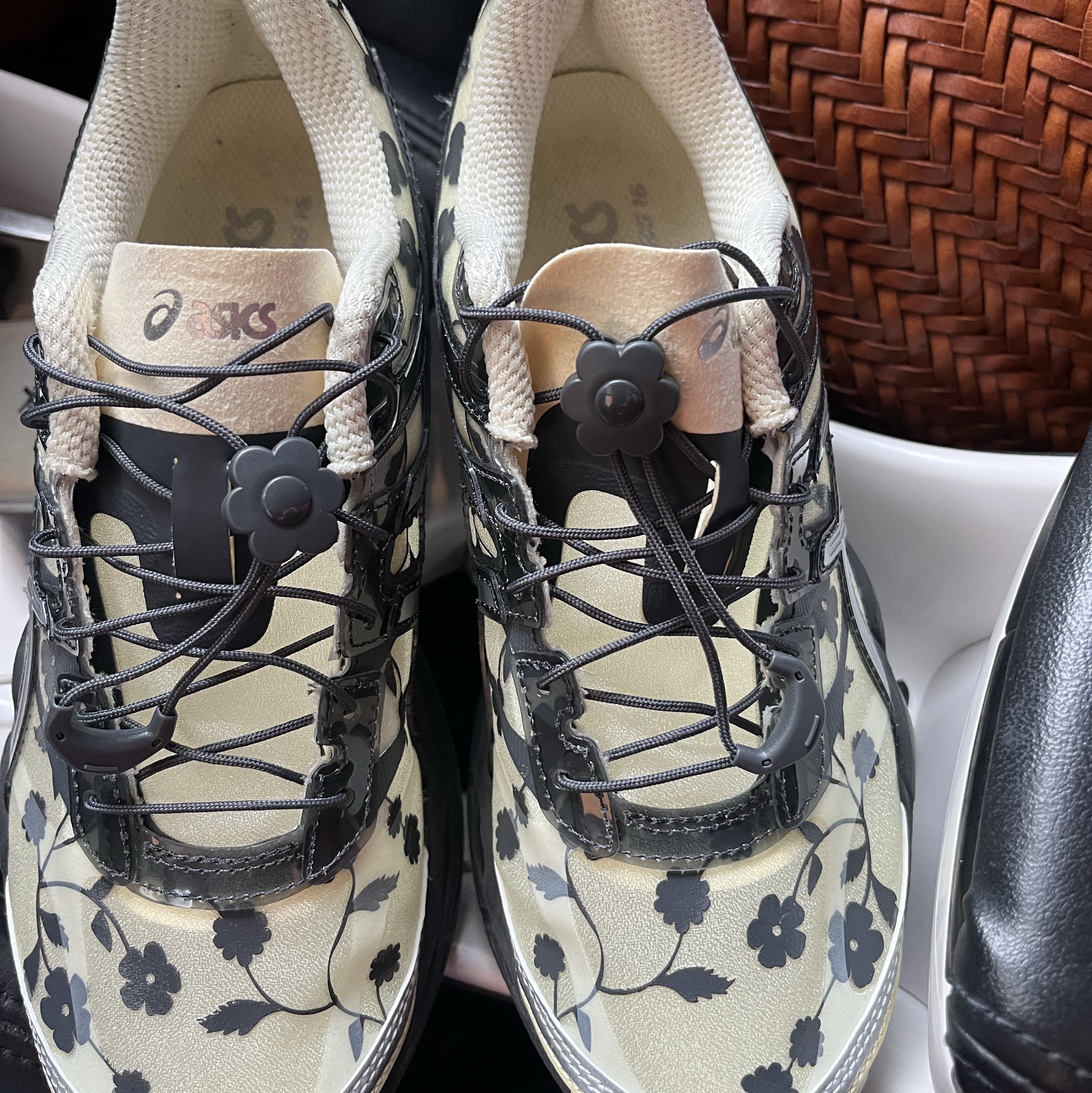 Asics x Cecilie Bahnsen Gel-Cumulus 16 Black Yellow 착용 스타일