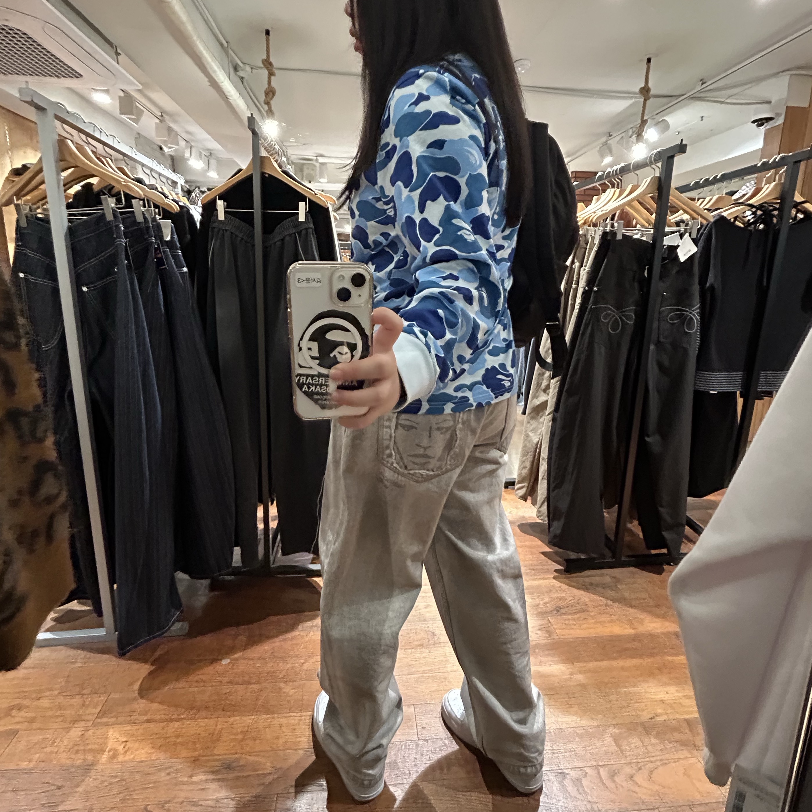 Nike Air Force 1 '07 White Black, BAPE ABC Camo NYC One Point L/S T-Shirt Blue 착용 스타일 - 1