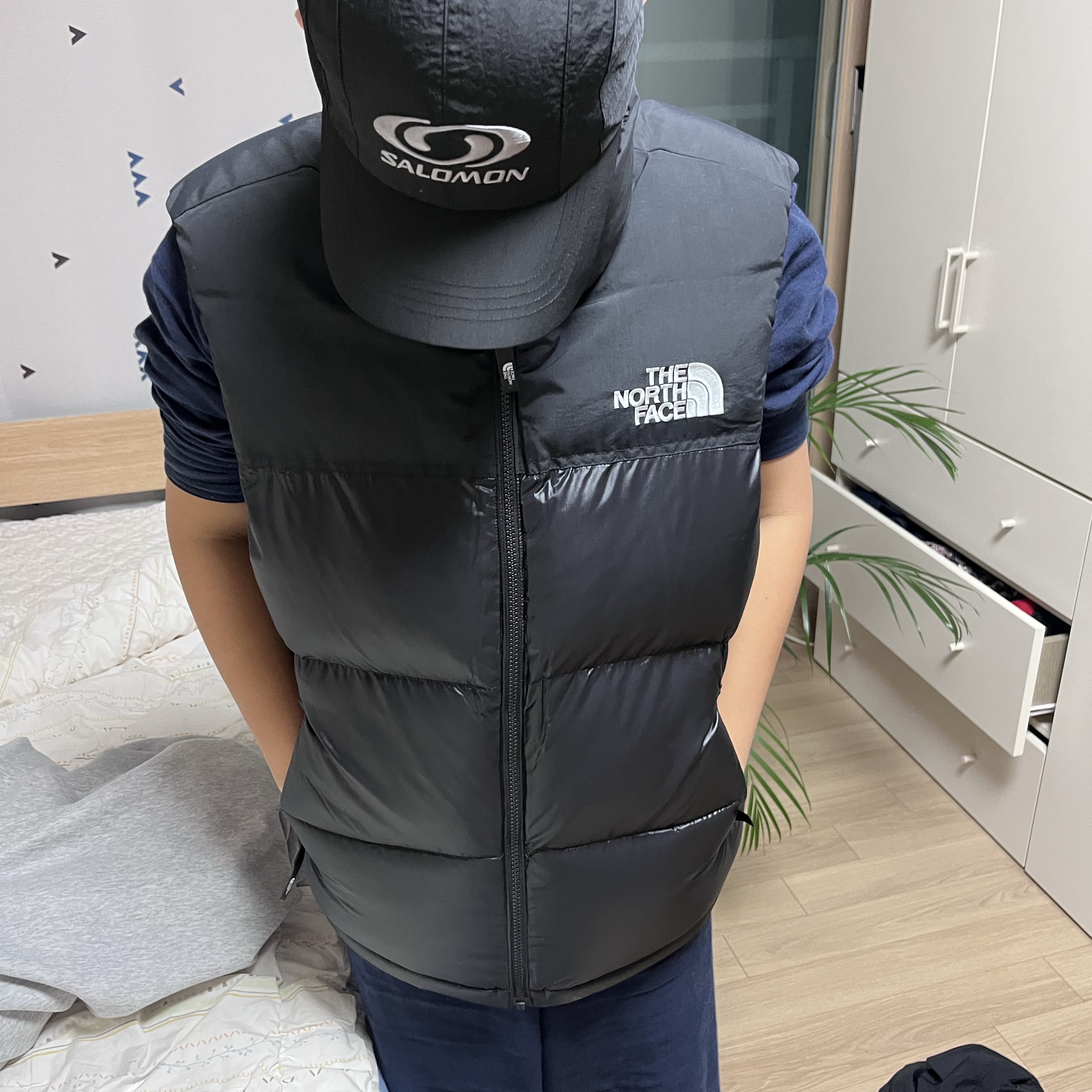 Salomon Link Camp Cap Black, The North Face Nuptse On Ball Vest Black 착용 스타일