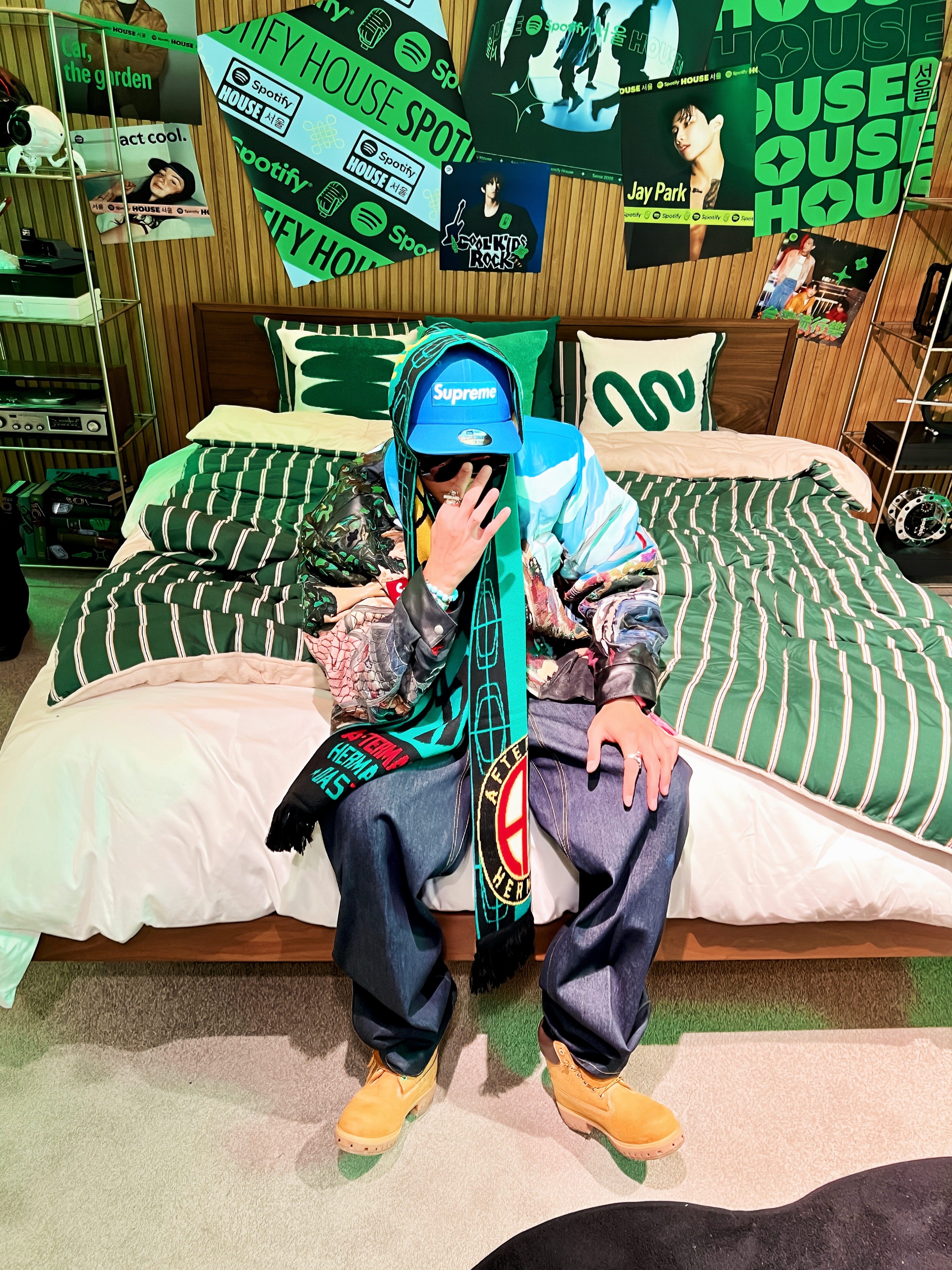 Supreme Sharpie Box Logo New Era Blue - 24SS, Supreme Jeff Hamilton Ridge Street Leather Jacket Multicolor - 22FW 착용 스타일 - 1