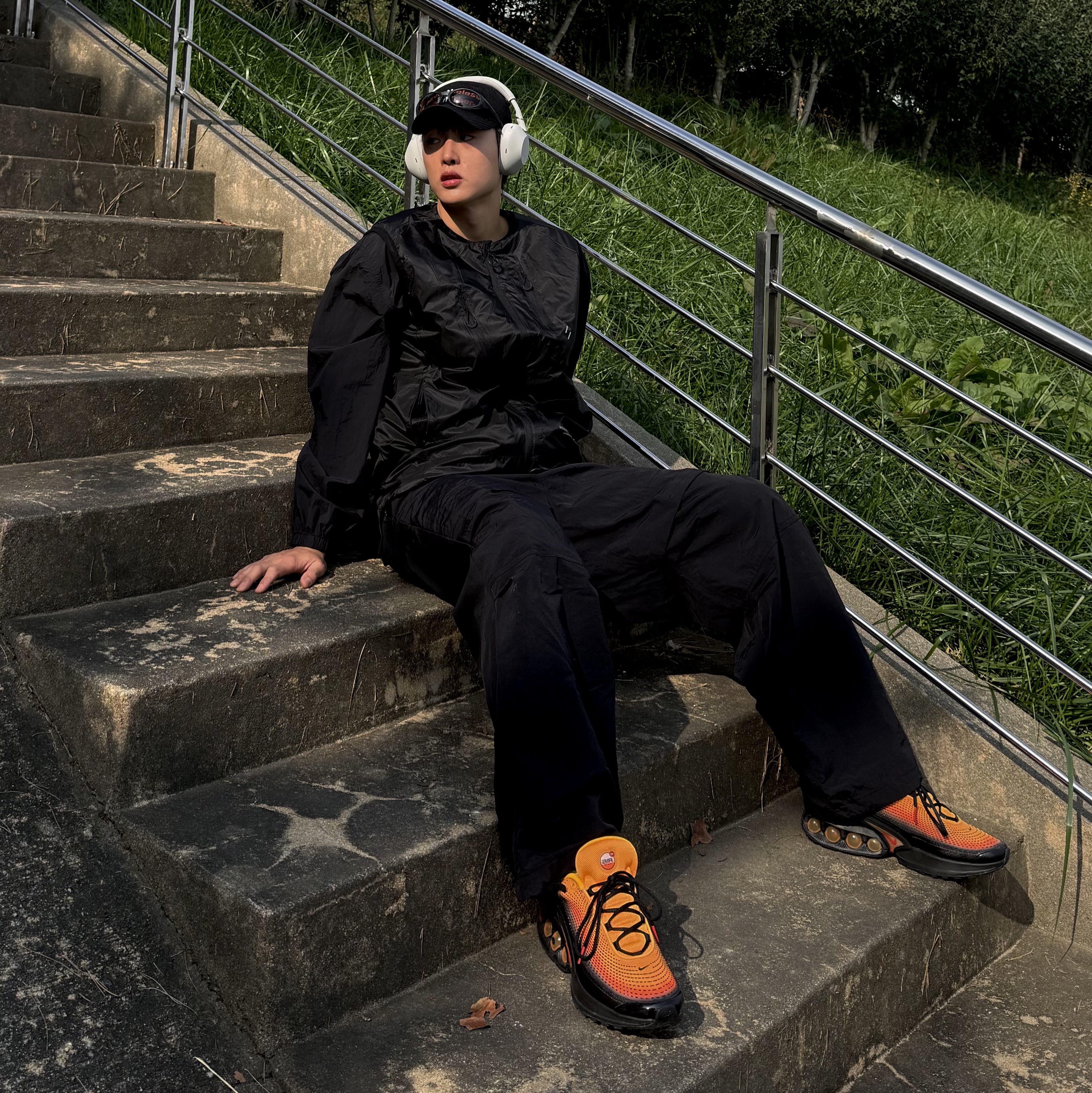 Nike Air Max Dn SE Laser Orange Comet Red, Sony WH-1000XM6 Platinum Silver (Korean Ver.) 착용 스타일 - 2