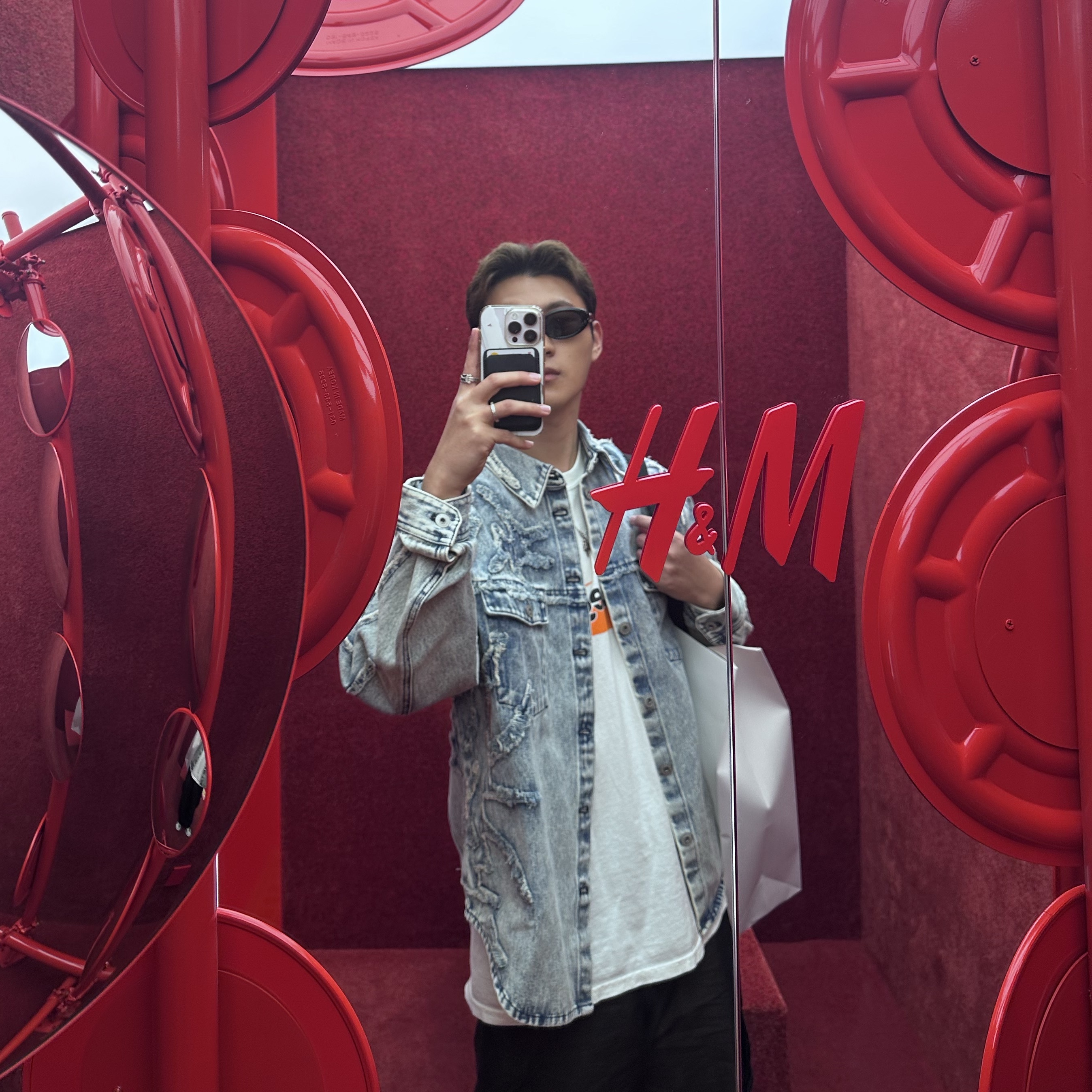 H&M x Glenn Martens Distressed Look Denim Shirt Light Denim Blue 착용 스타일