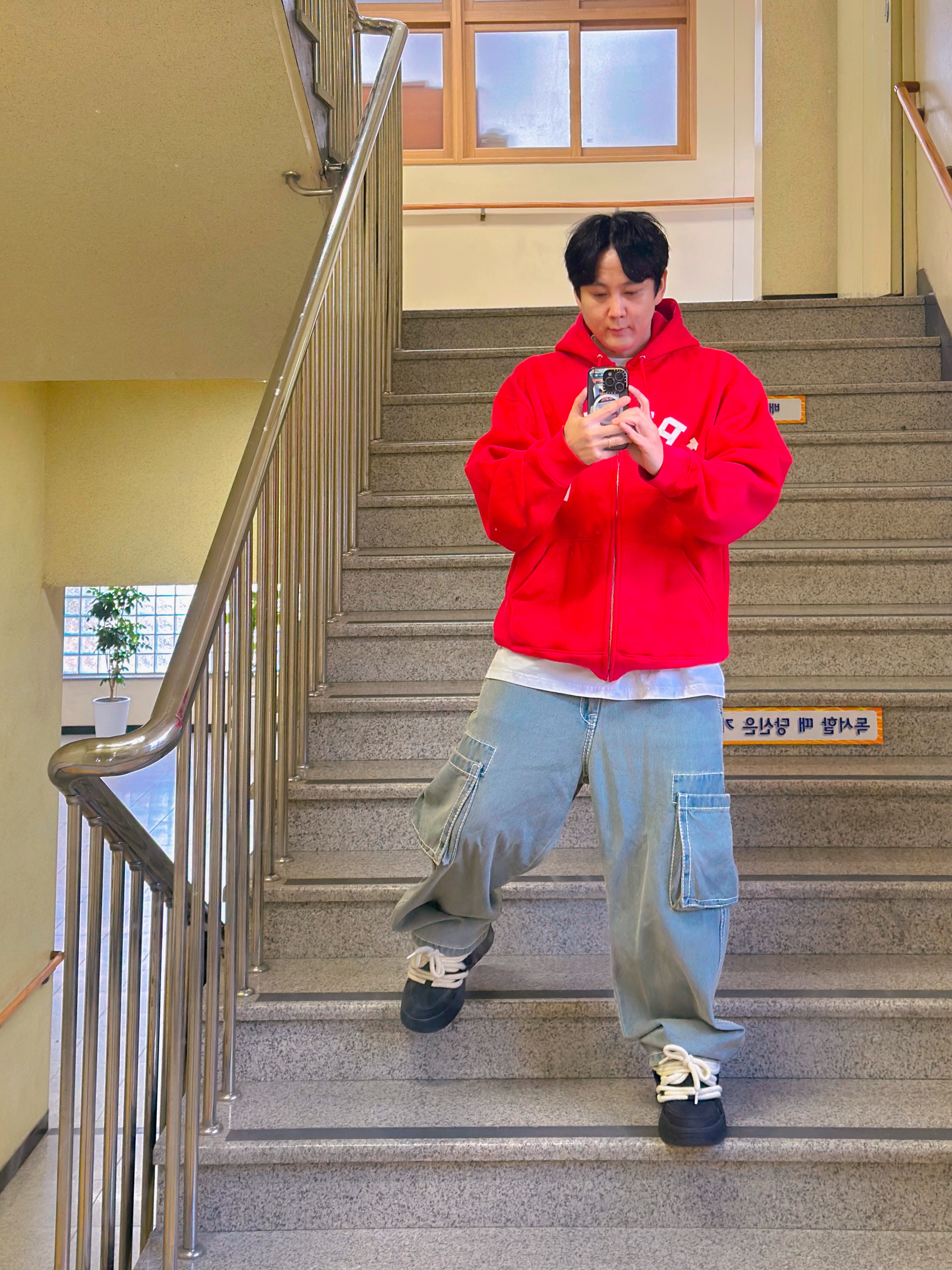 Supreme x Champion Zip Up Hooded Sweatshirt Red - 24SS, True Religion Classic Cargo Pants Light Indigo 착용 스타일 - 2