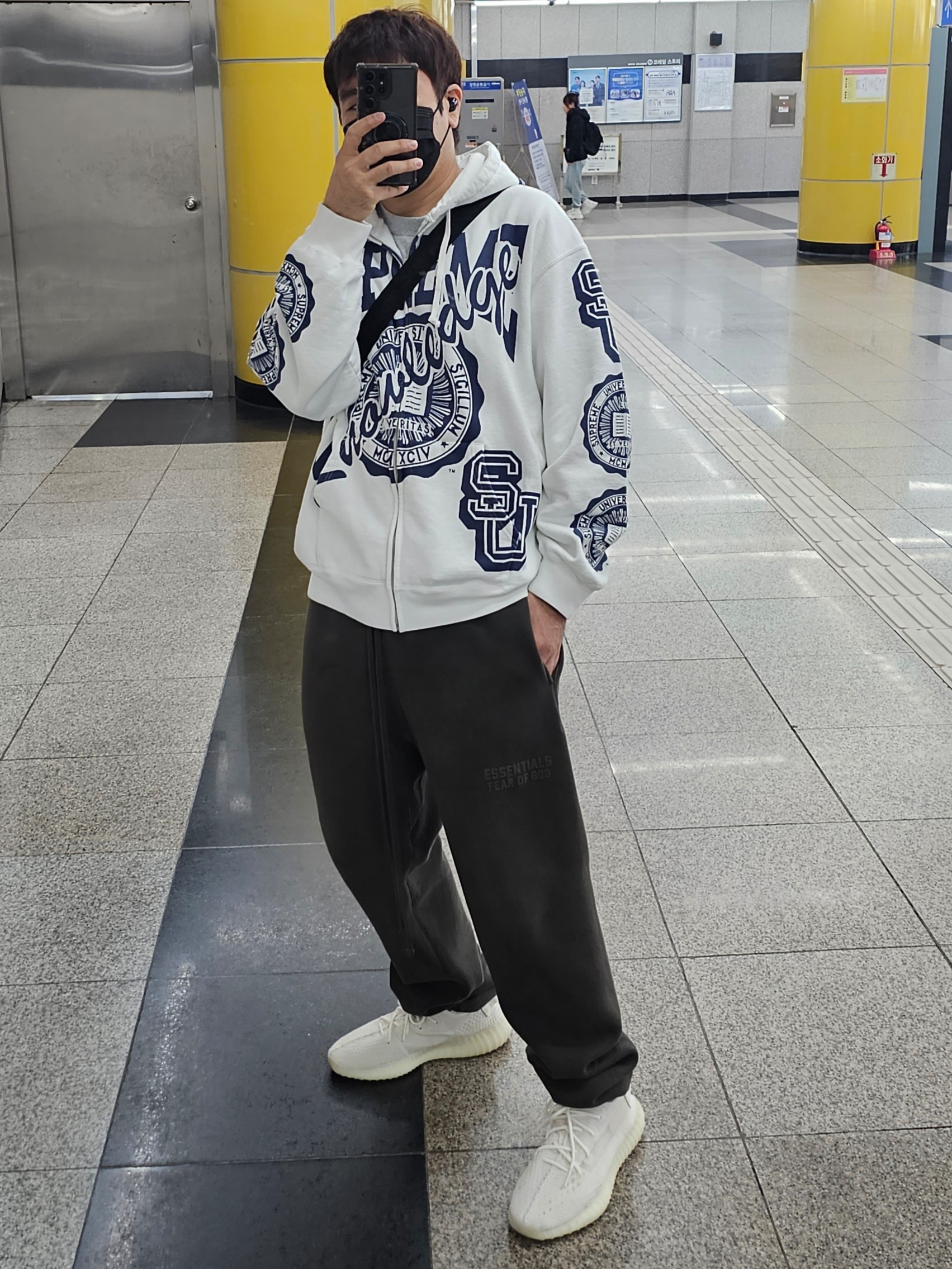 Supreme Knowledge Reigns Zip Up Hooded Sweatshirt White - 25FW, Essentials Sweatpants Off Black - 23SS 착용 스타일 - 1