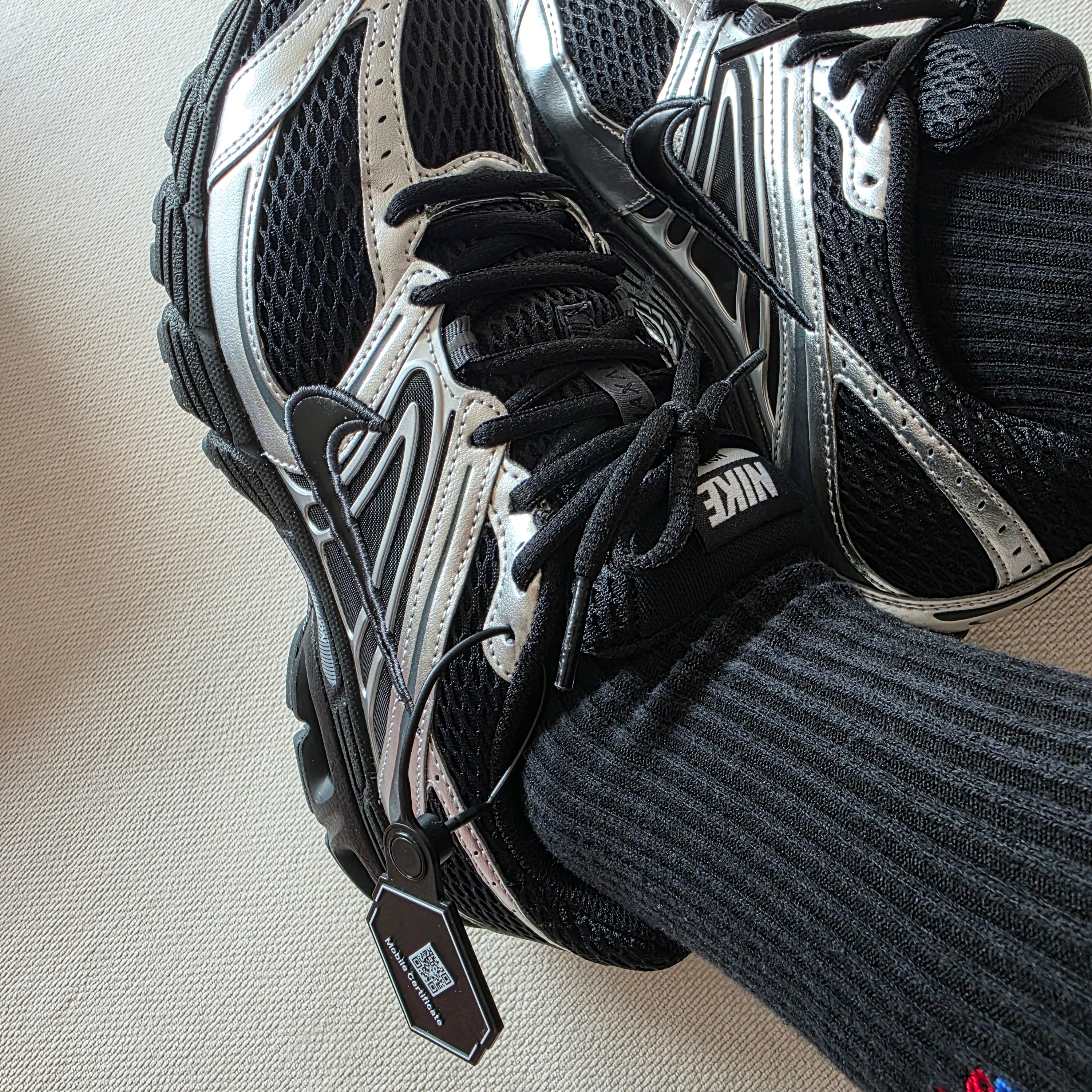(W) Nike Air Max Moto 2K Black Metallic Silver 착용 스타일 - 1