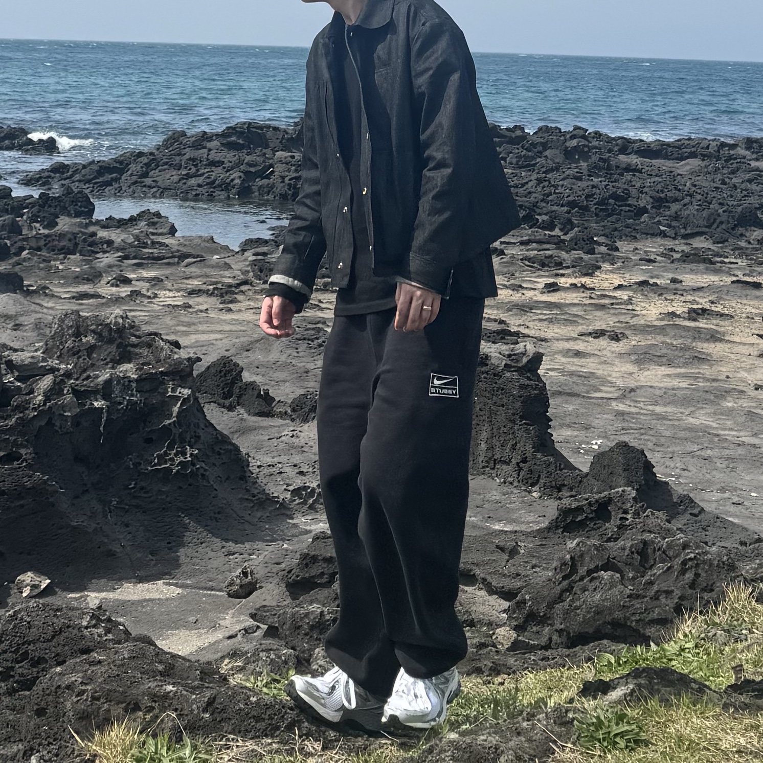 New Balance 860v2 Optic White, Nike x Stussy NRG Washed Fleece Pants Black (DO5296-010) 착용 스타일 - 1