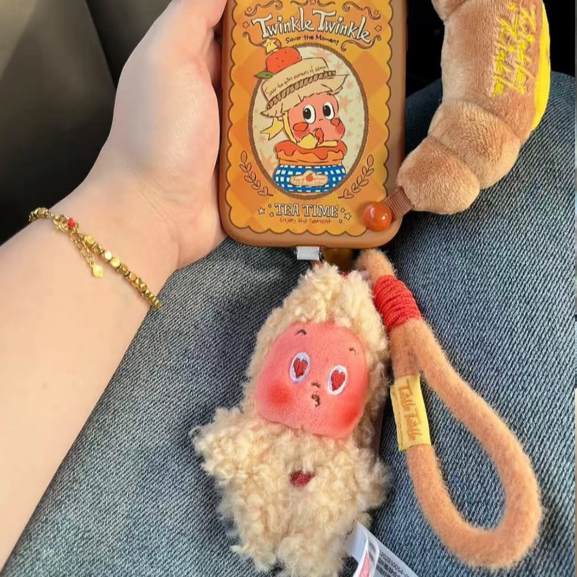 Pop Mart Twinkle Twinkle Savor the Moment Series-Fresh-Baked Mini Cookies Plush Pendant Coconut Crisp (Opened Case) 착용 스타일